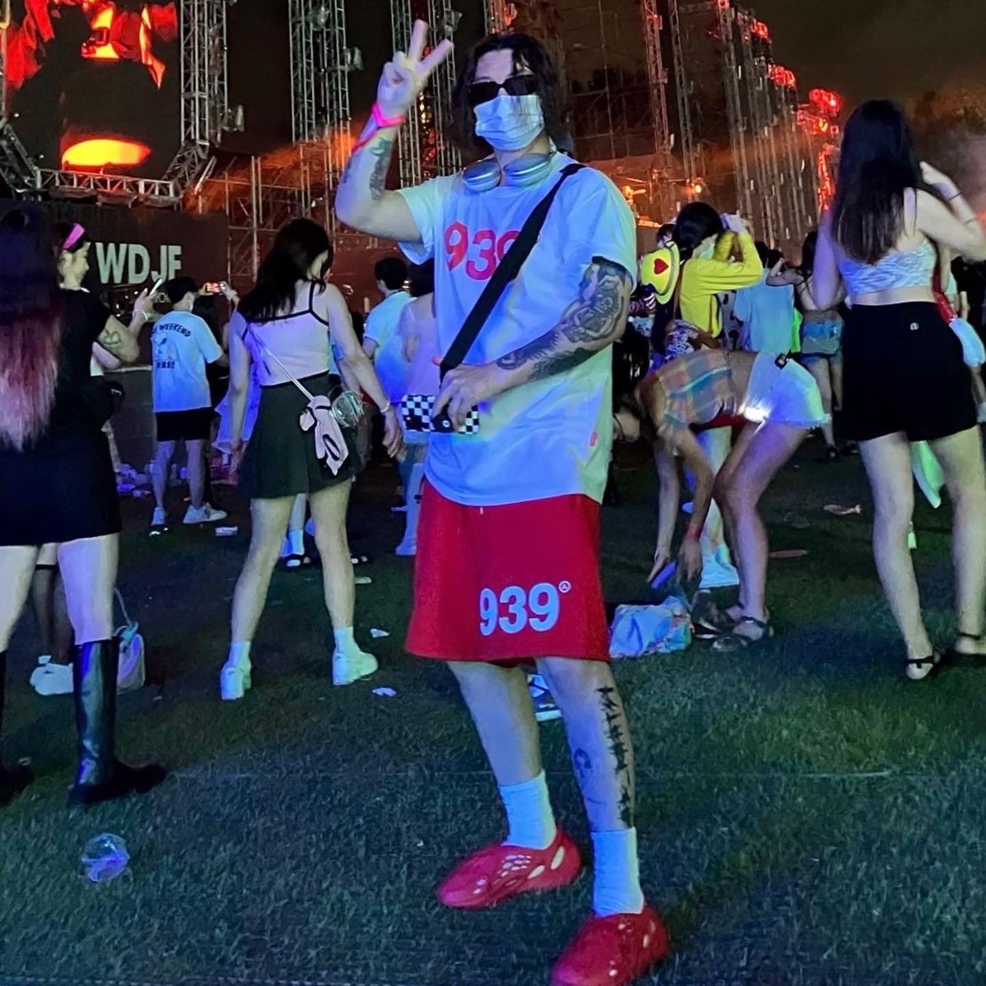 Adidas Yeezy Foam RNNR Vermilion, Apple AirPods Max Lightning Silver (Korean Ver.) 착용 스타일