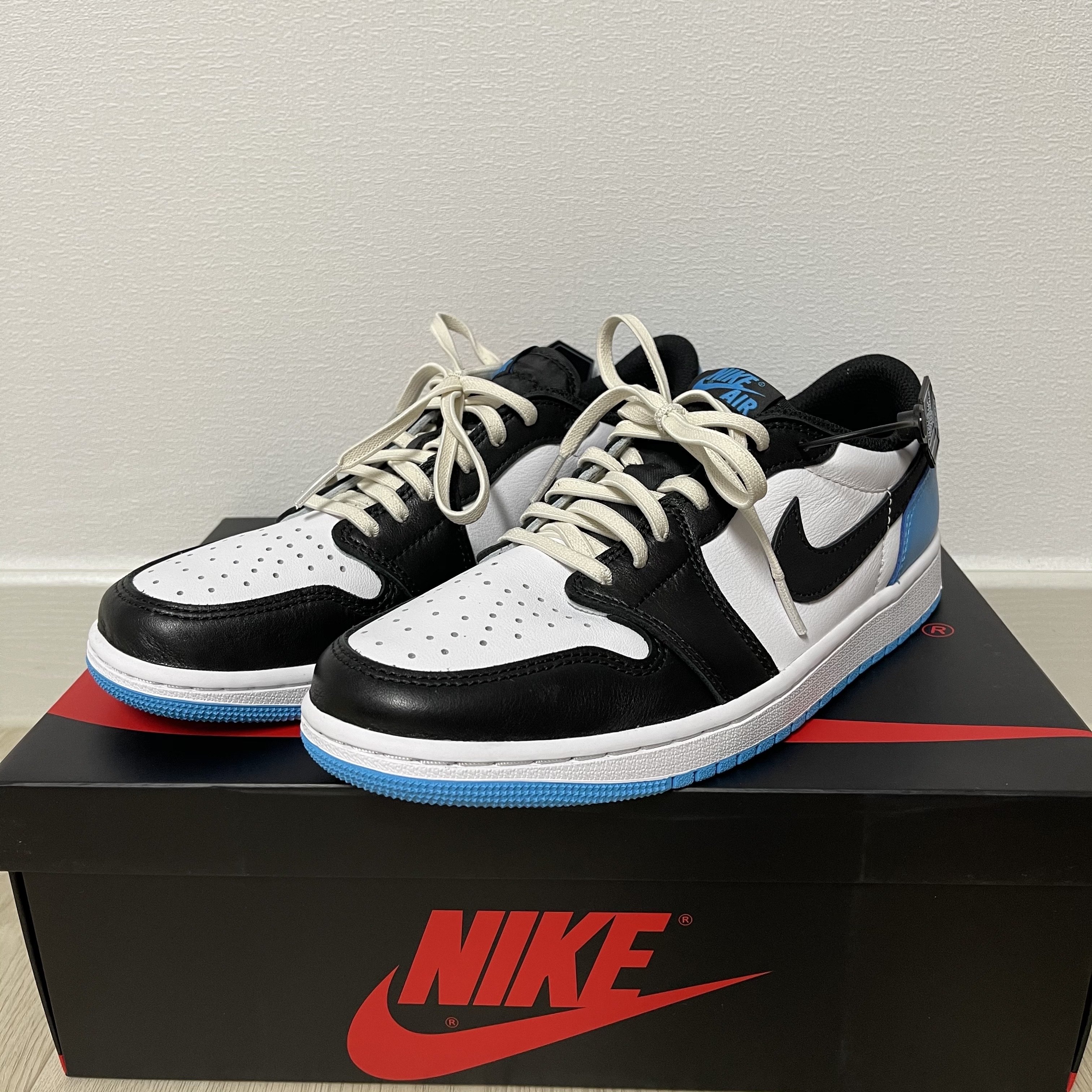 Jordan 1 Retro Low OG Black and Dark Powder Blue 착용 스타일 - 1