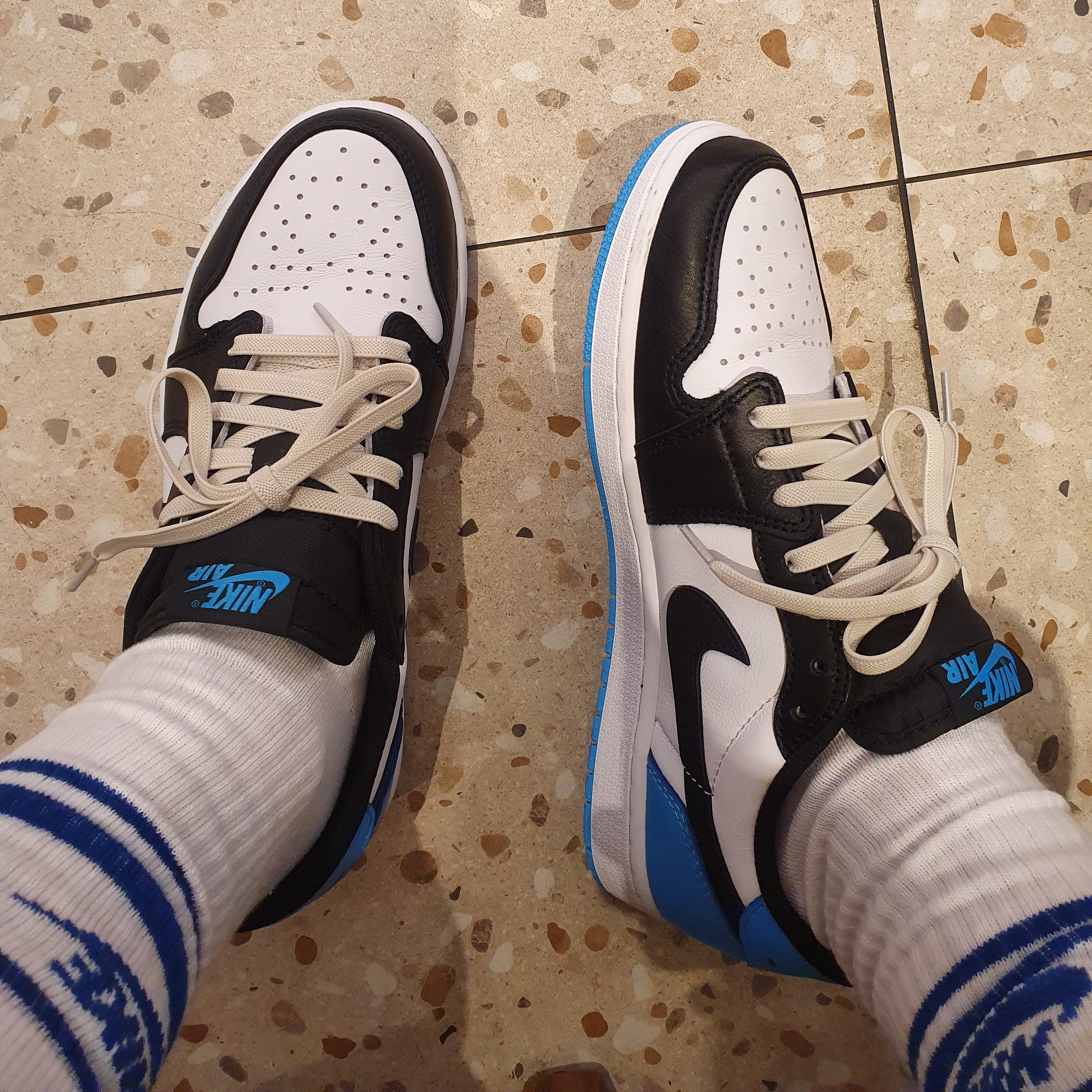 Jordan 1 Retro Low OG Black and Dark Powder Blue 착용 스타일 - 2