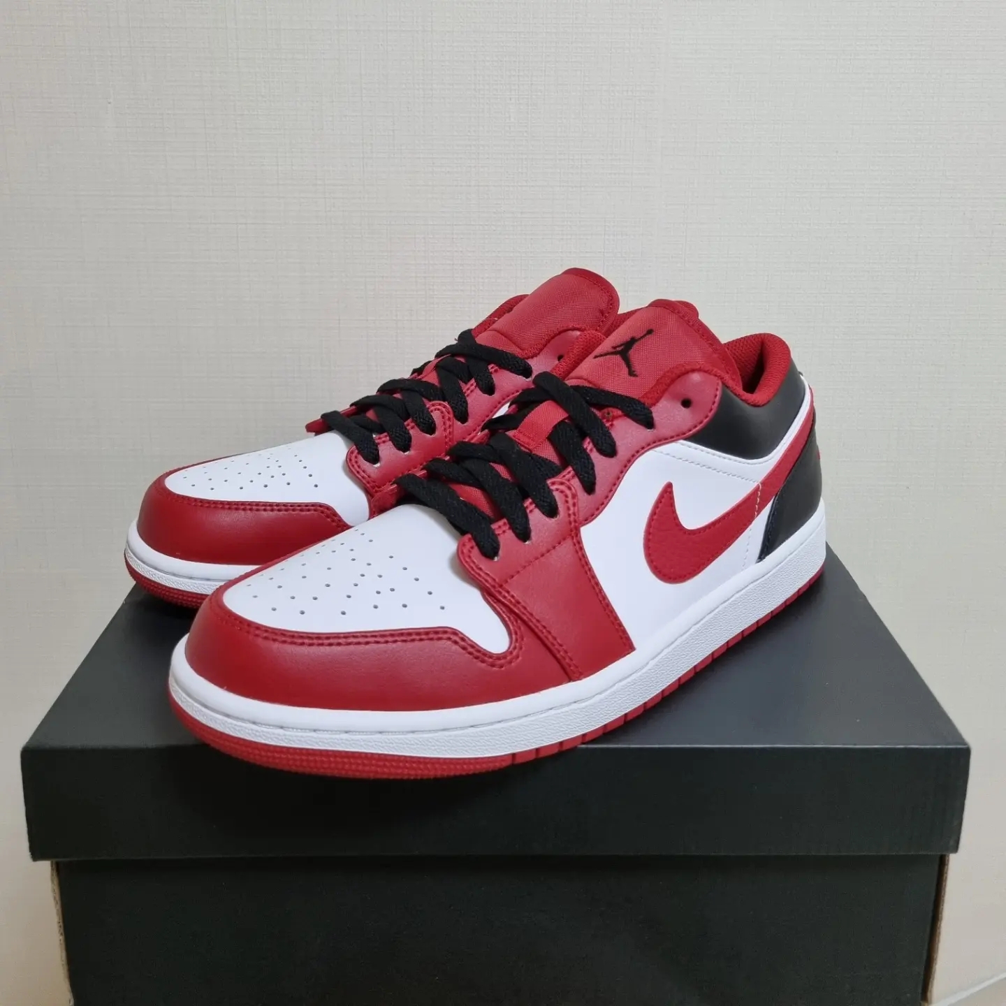 Jordan 1 Low White Gym Red Black 착용 스타일 - 4