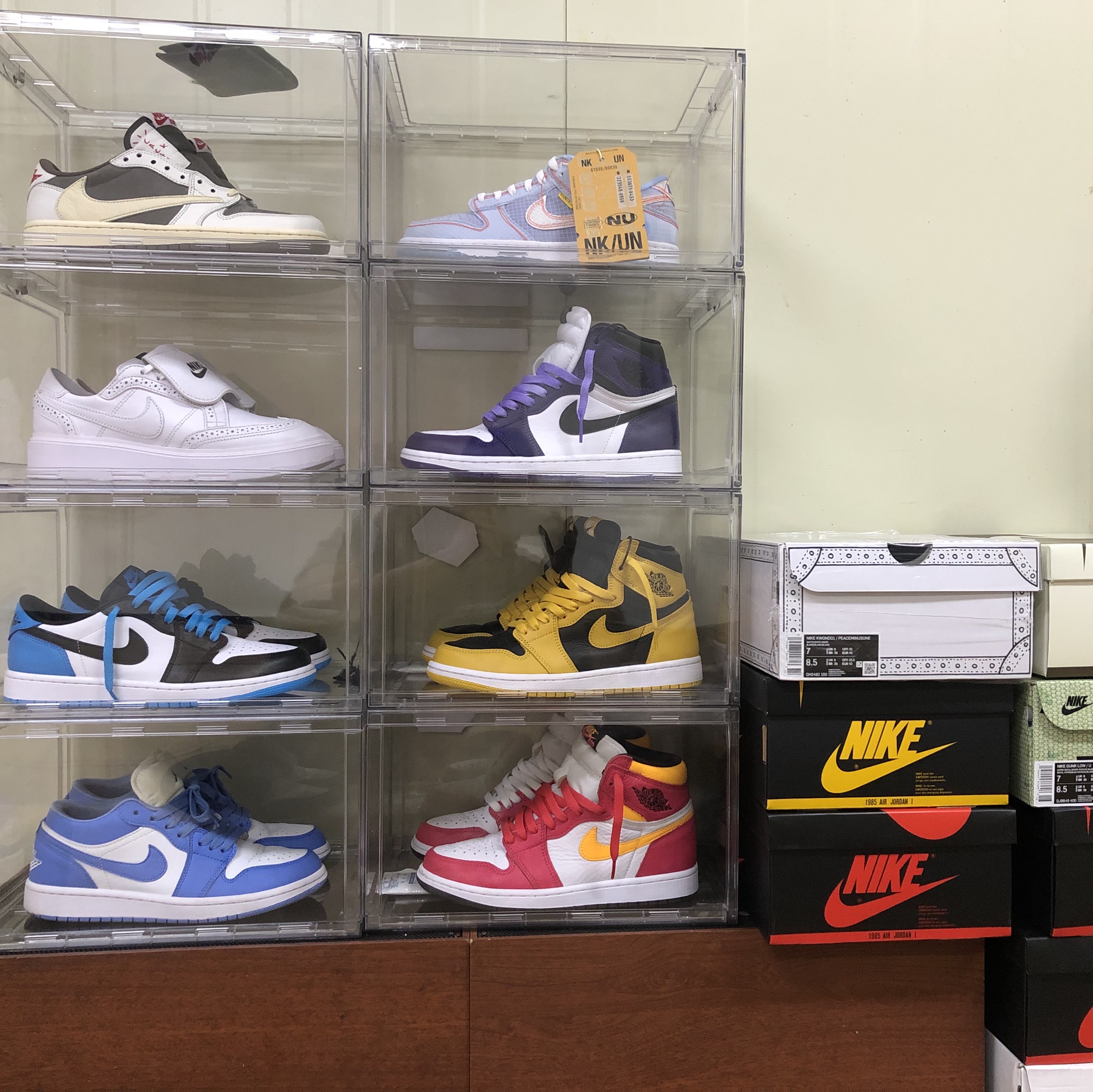 Jordan 1 x Travis Scott Retro Low OG SP Sail and Ridgerock, Nike x Union Dunk Low Passport Pack Argon 착용 스타일