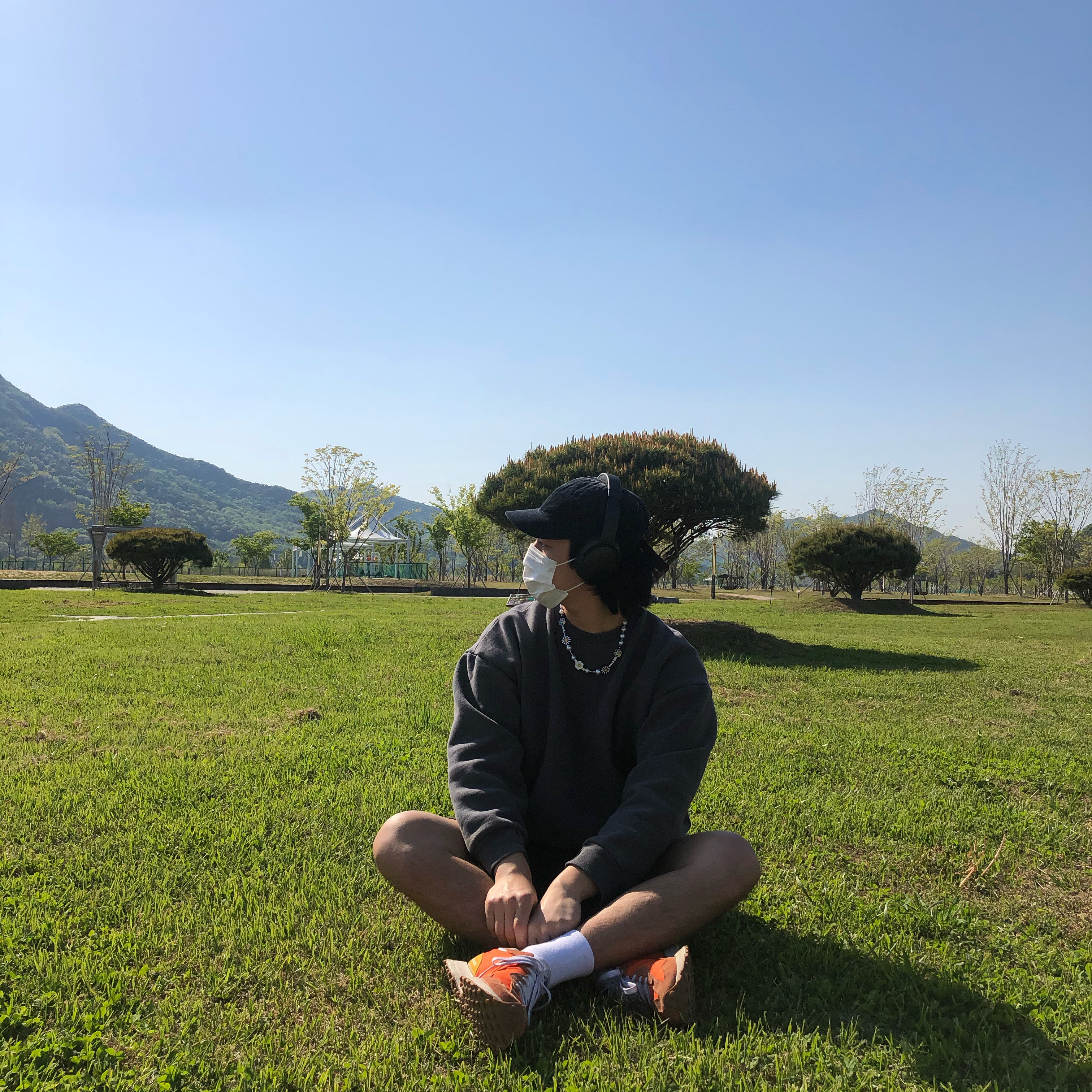 New Balance 327 Orange 착용 스타일