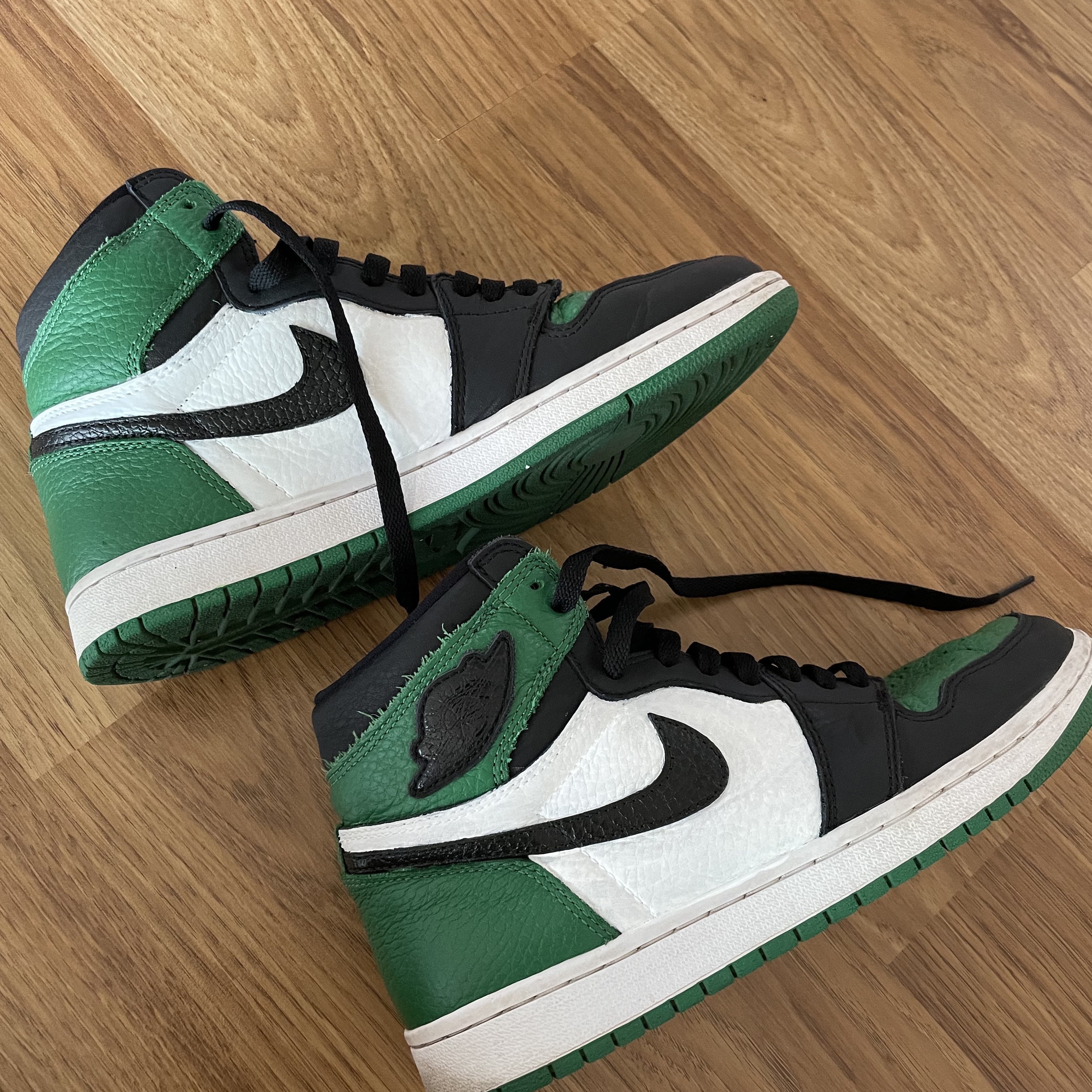 Jordan 1 Retro High OG Pine Green Black 착용 스타일 - 1