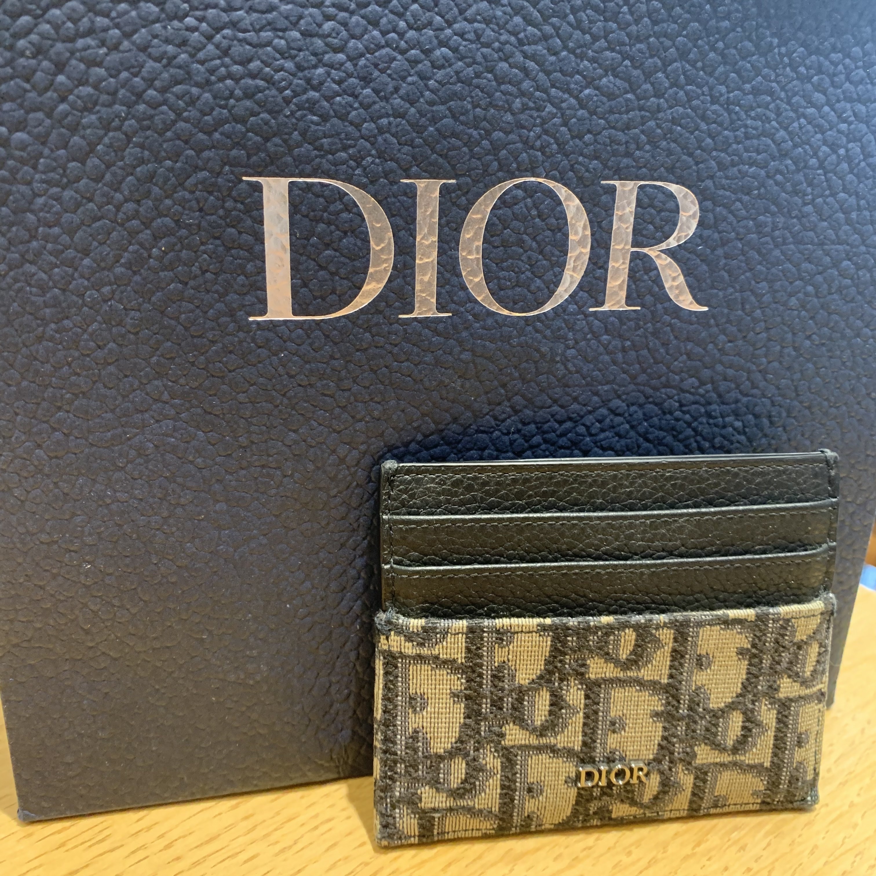 Dior Card Holder Beige & Black Dior Oblique Jacquard 착용 스타일