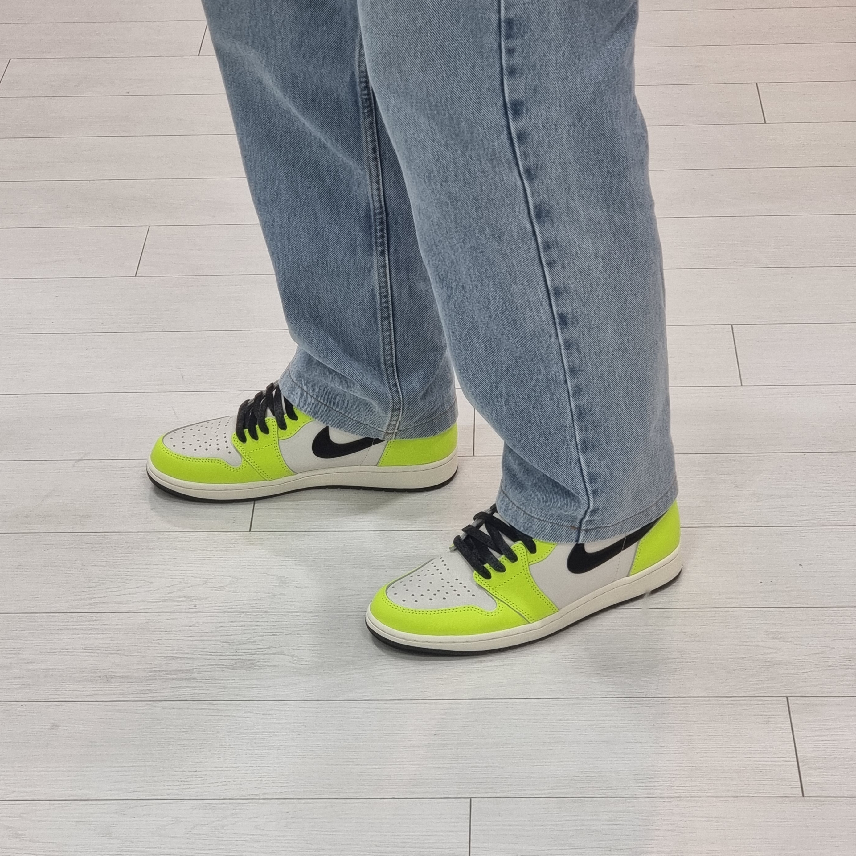 Jordan 1 Retro High OG Volt 착용 스타일 - 1