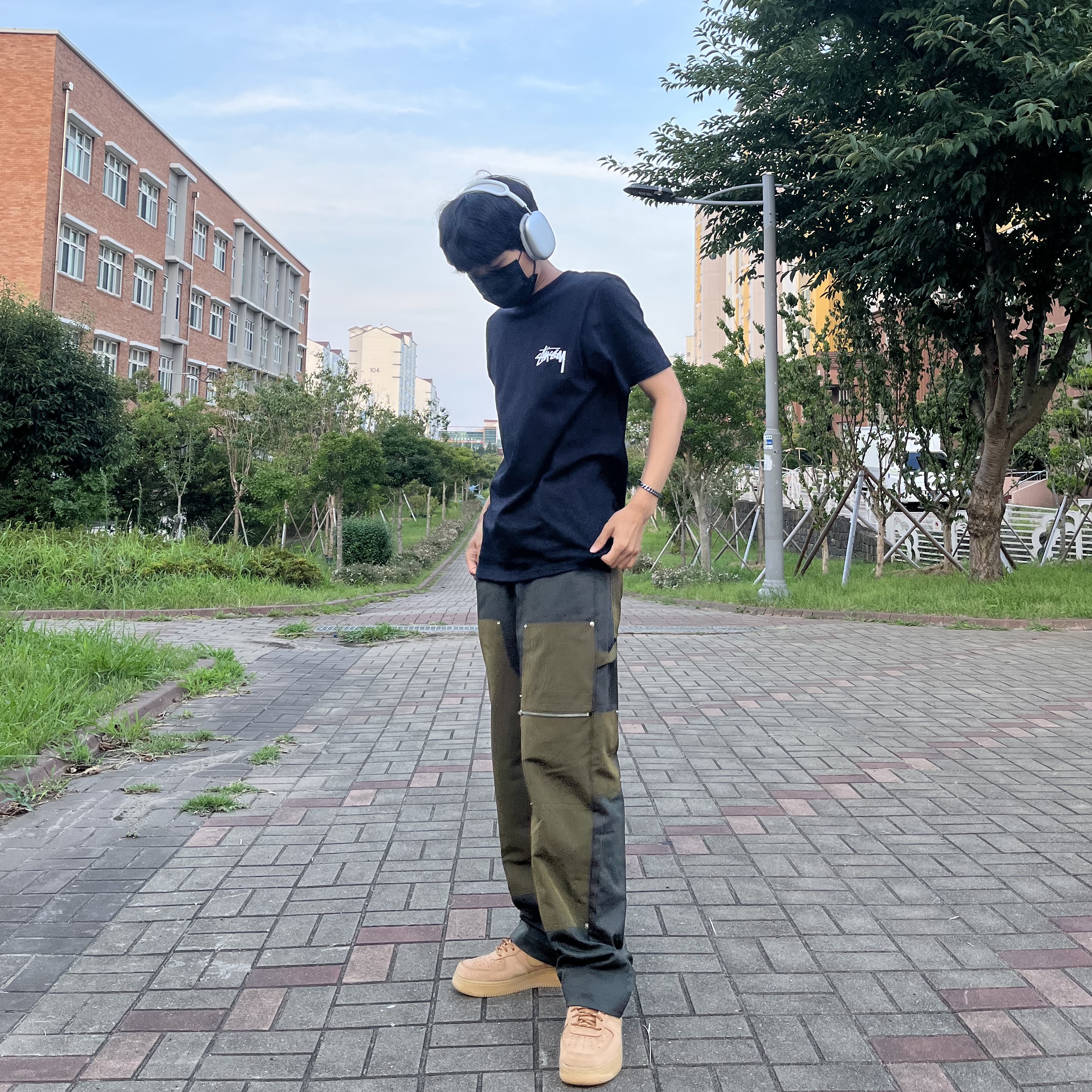 Nike Air Force 1 '07 WB Flax, Stussy Fuzzy Dice T-Shirt Black 착용 스타일 - 3