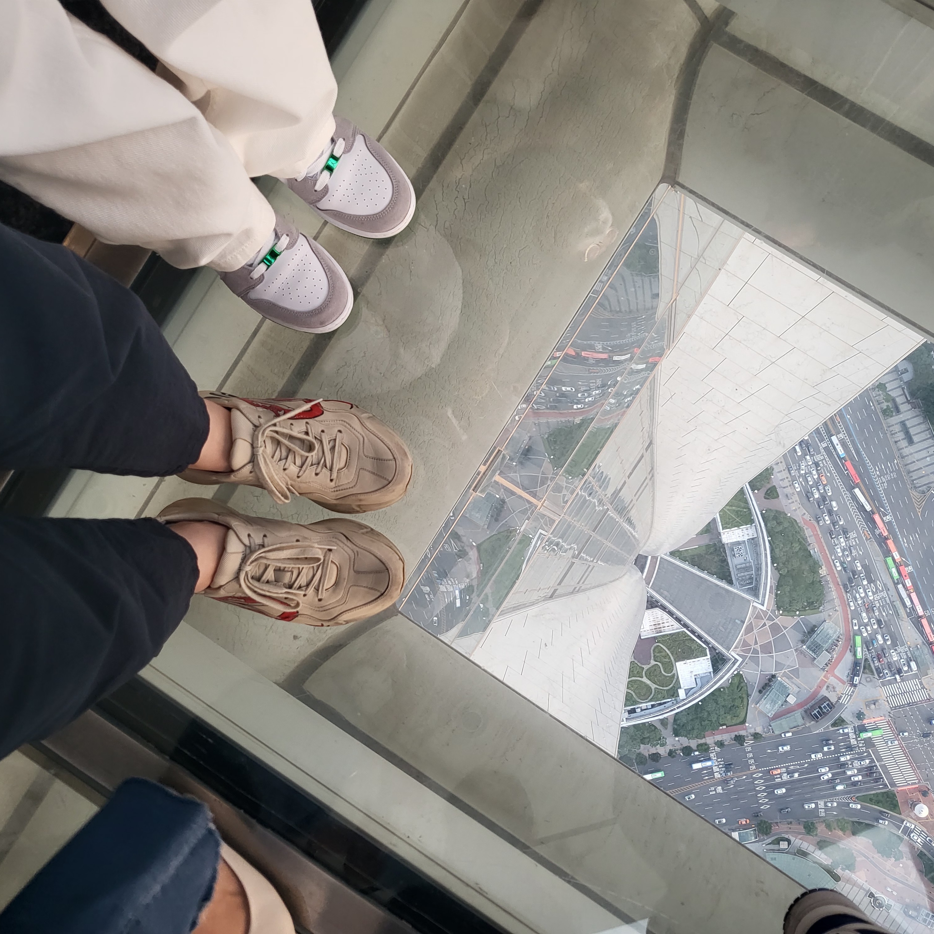 Jordan 1 Mid SE Pine Green Light Smoke Grey, Gucci Rhyton Leather Sneakers Mouth 착용 스타일 - 1