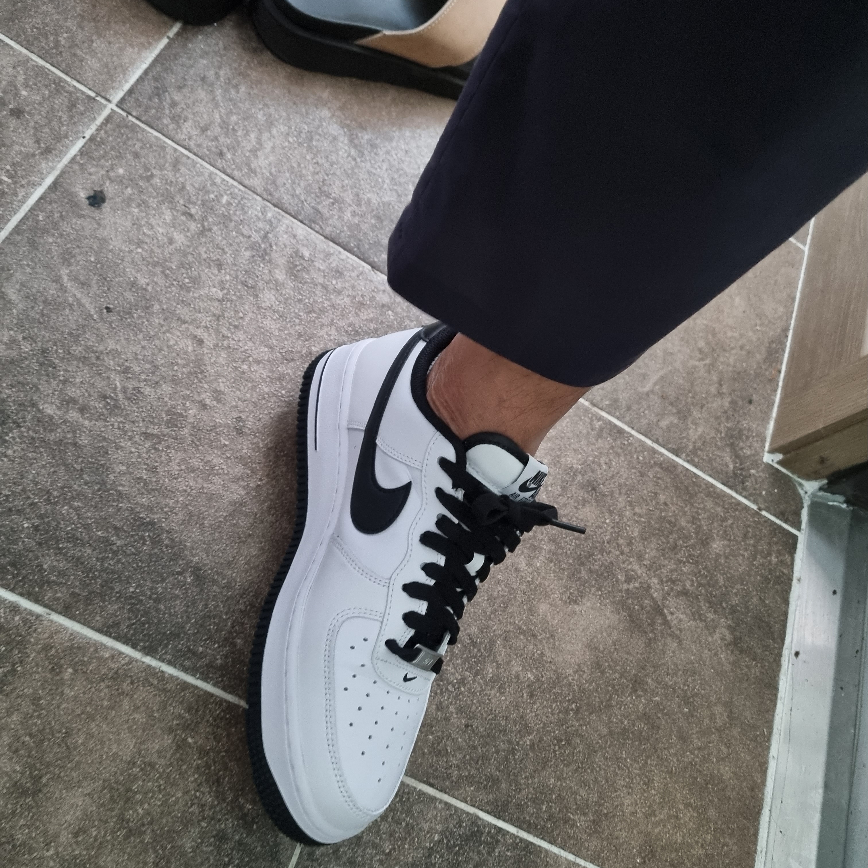 Nike Air Force 1 '07 White Black 착용 스타일 - 2