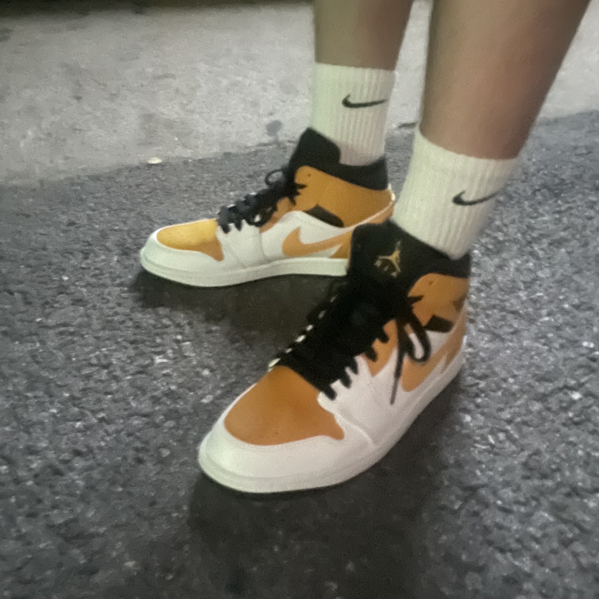 Jordan 1 Mid White University Gold 착용 스타일 - 2
