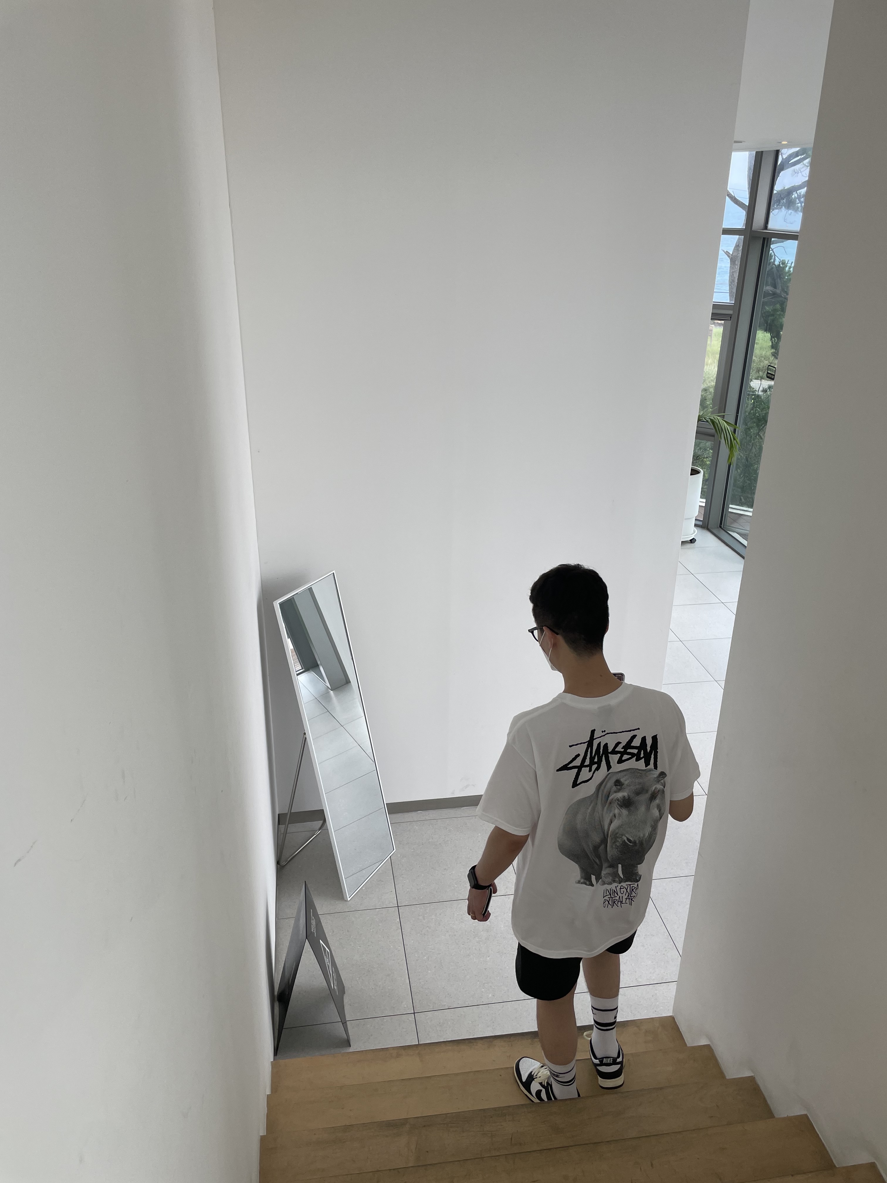 Stussy Livin' Large T-Shirt White, Nike Dunk Low Retro Black 착용 스타일 - 1