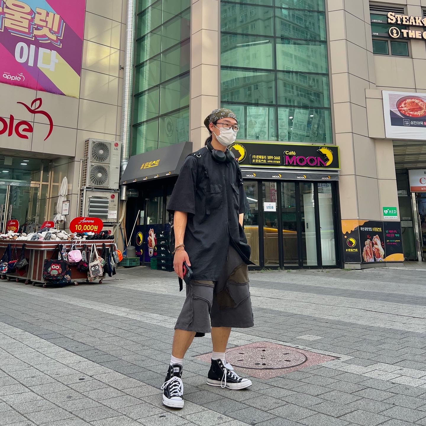 Converse x Stussy Chuck 70 High Black 착용 스타일 - 3