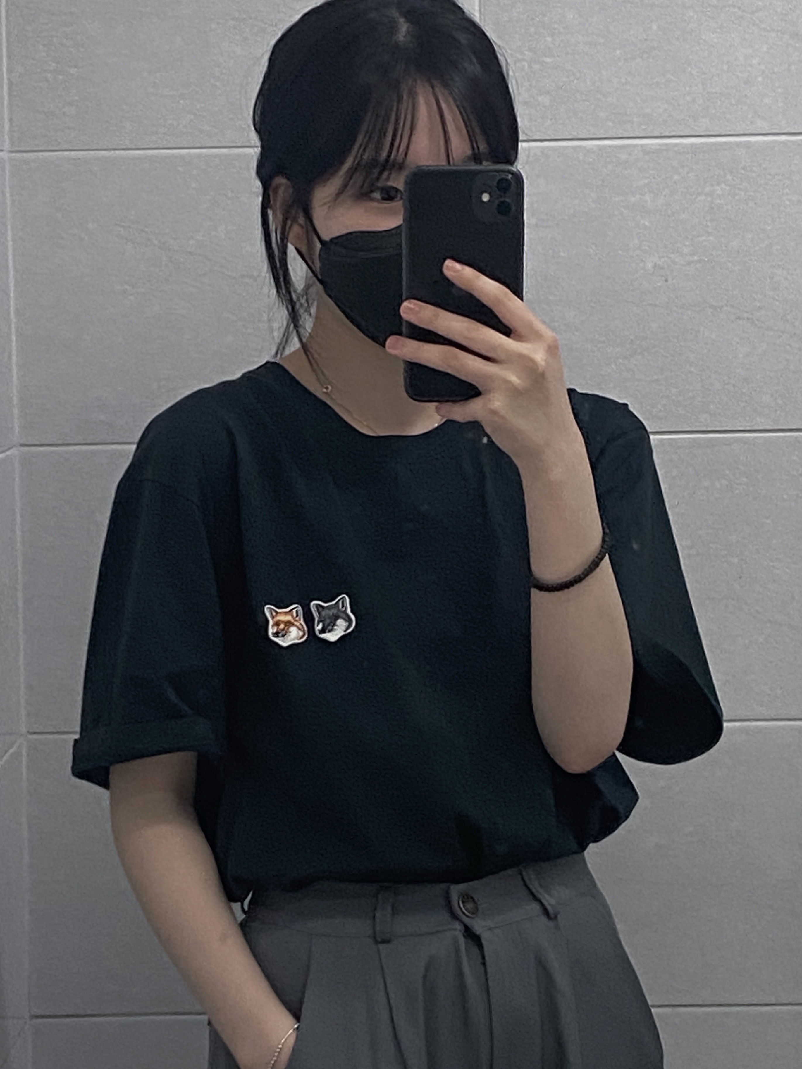Maison Kitsune Double Fox Head Patch Classic T-Shirt Anthracite 착용 스타일