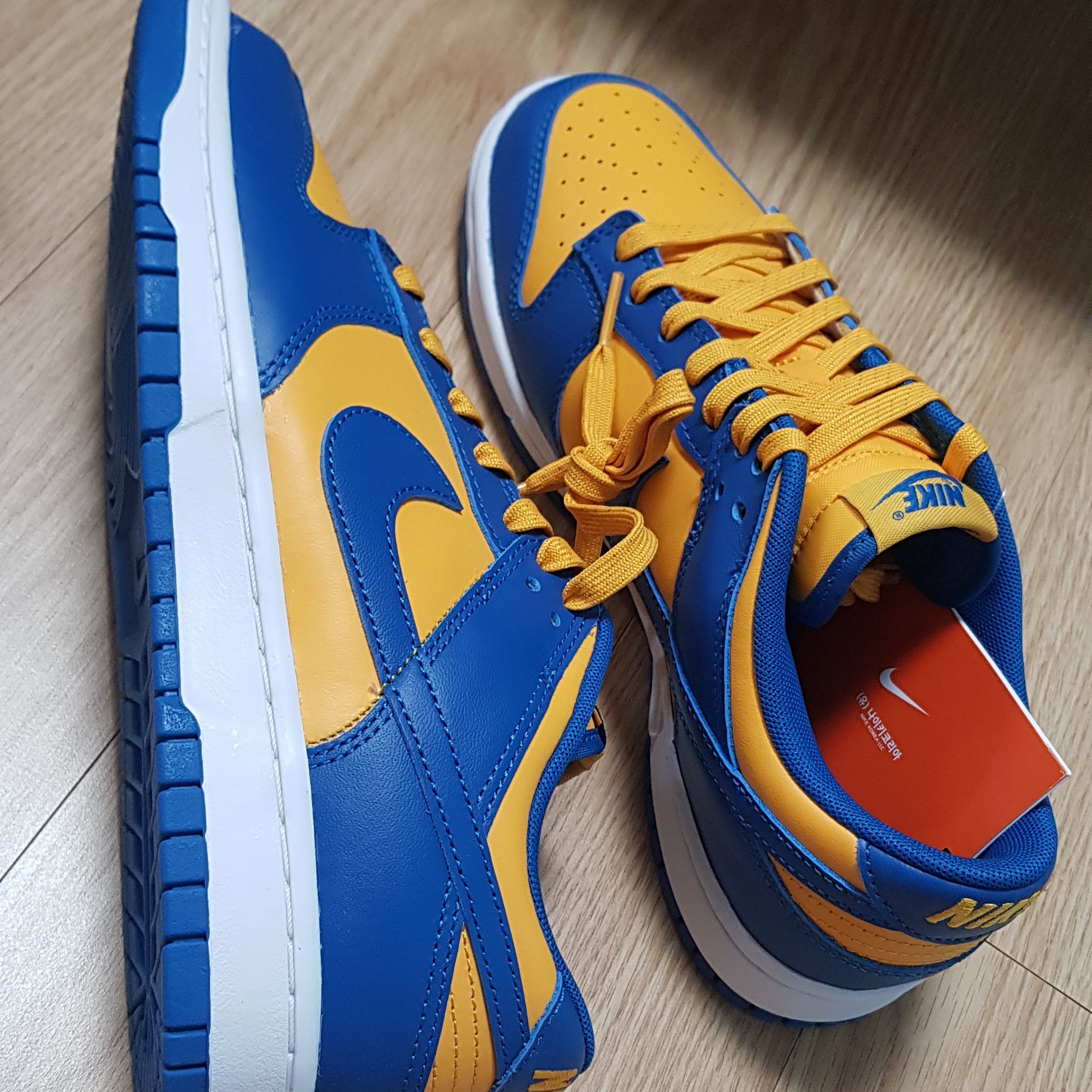 Nike Dunk Low Retro Blue Jay and University Gold 착용 스타일 - 3