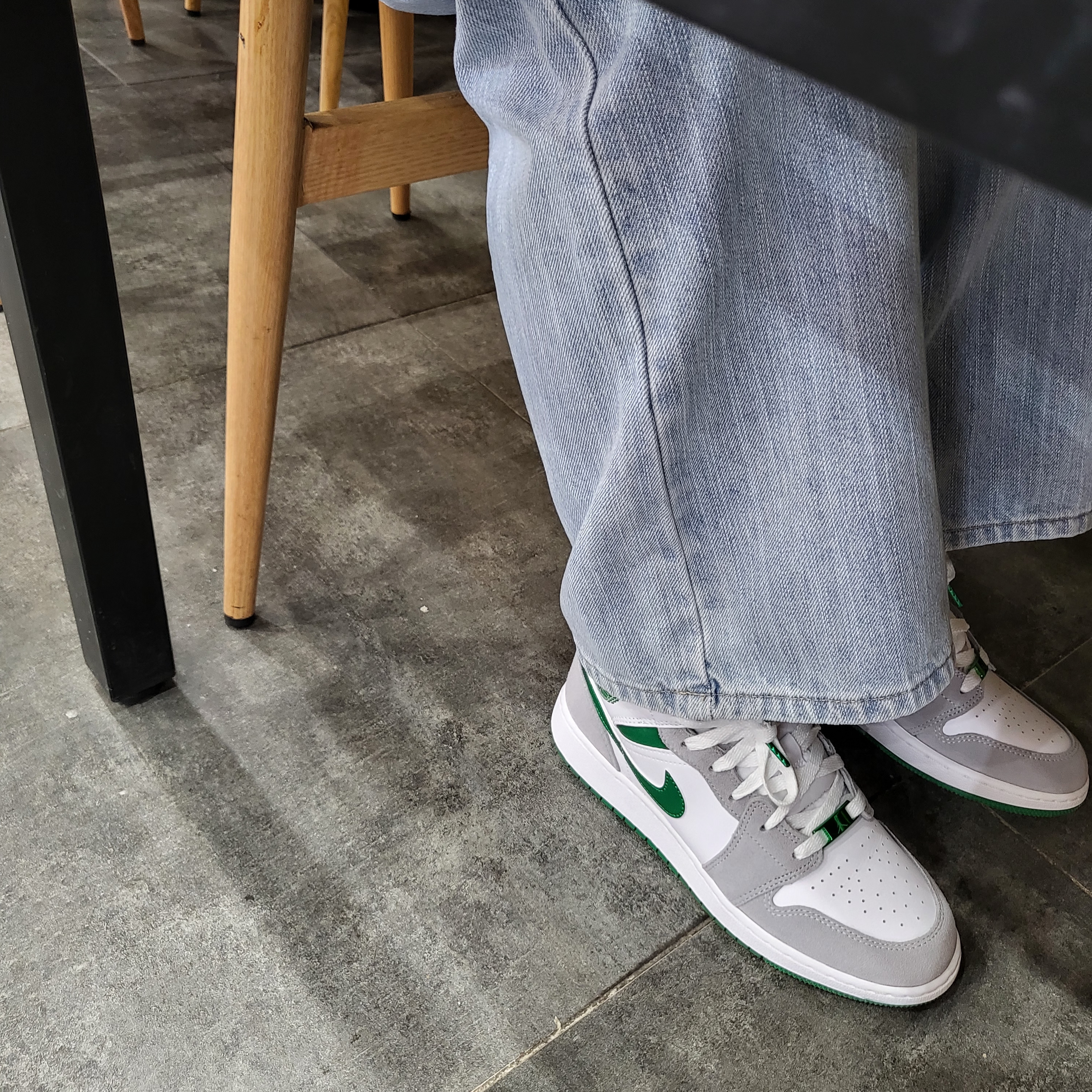 Jordan 1 Mid SE Pine Green Light Smoke Grey, Gucci Rhyton Leather Sneakers Mouth 착용 스타일 - 2