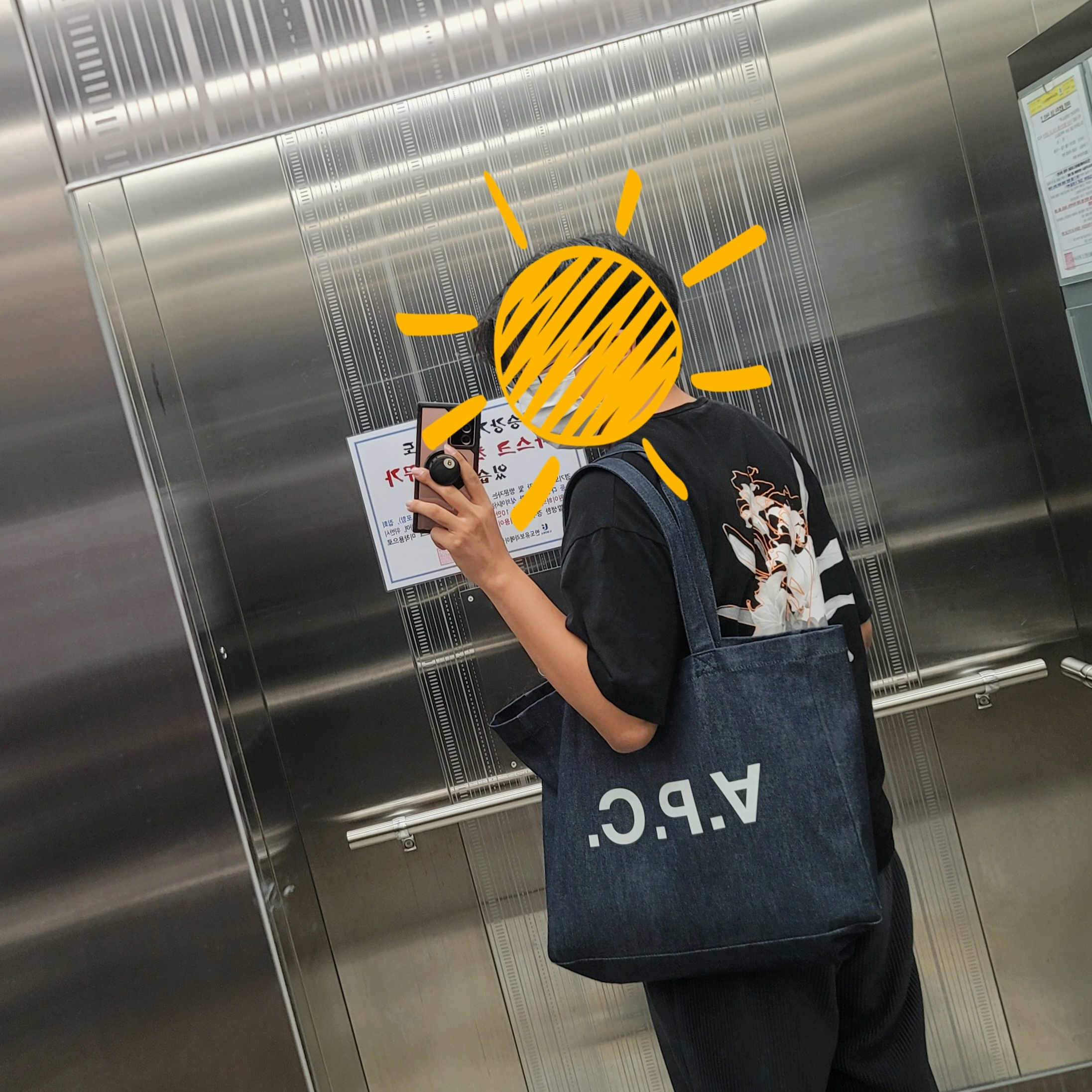 A.P.C. Daniela Shopping Bag Indigo 착용 스타일 - 1