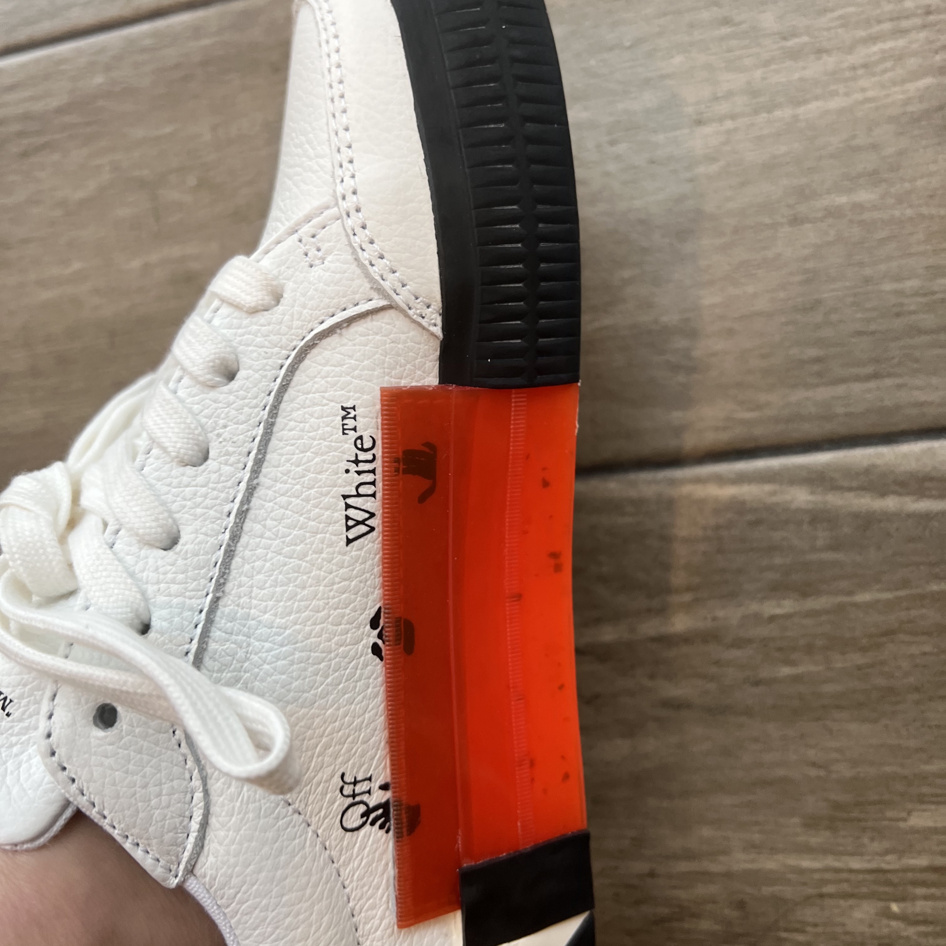 (W) Off-White Arrow Low Vulcanized Sneakers White 착용 스타일 - 2