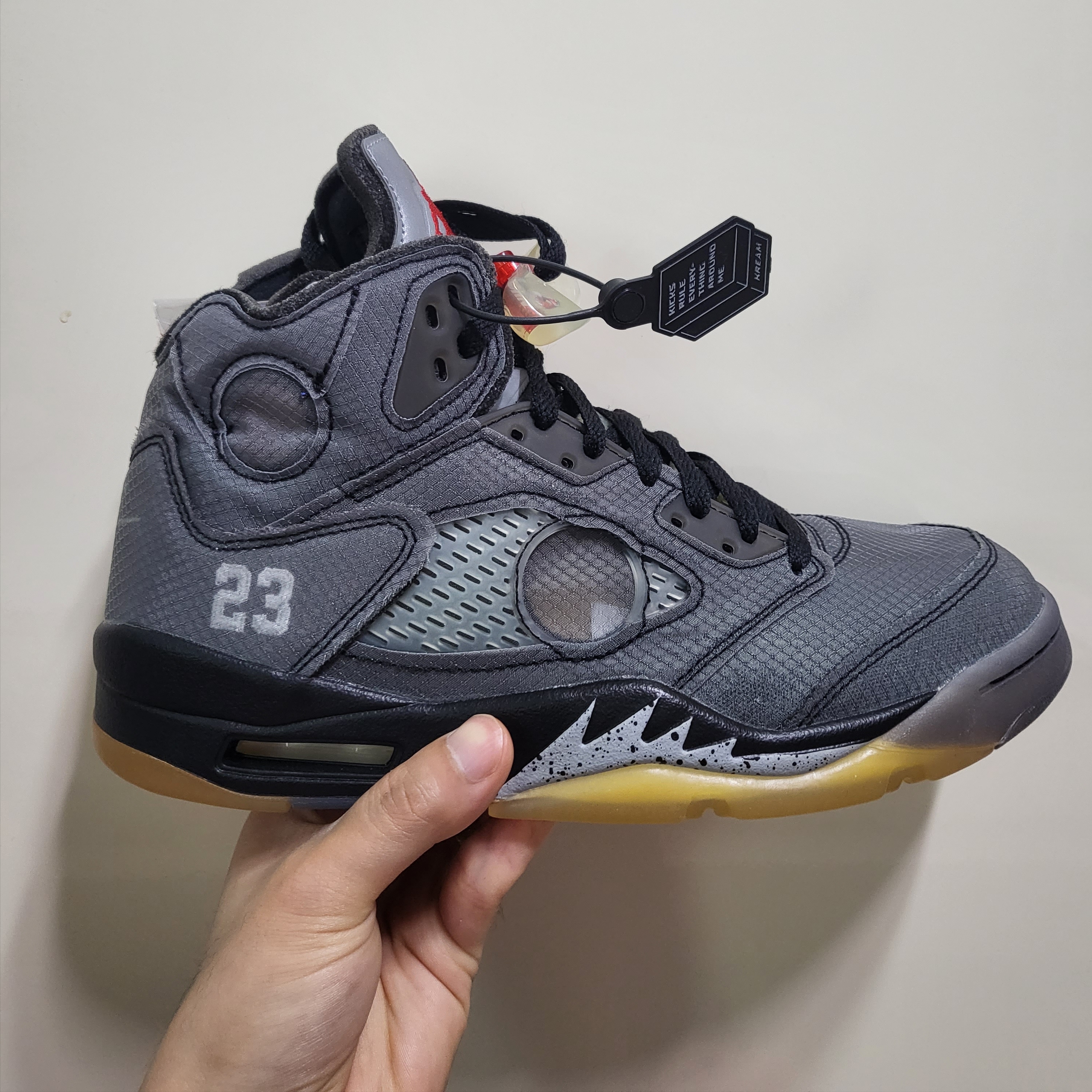 Jordan 5 x Off-White Retro SP Black Muslin 착용 스타일