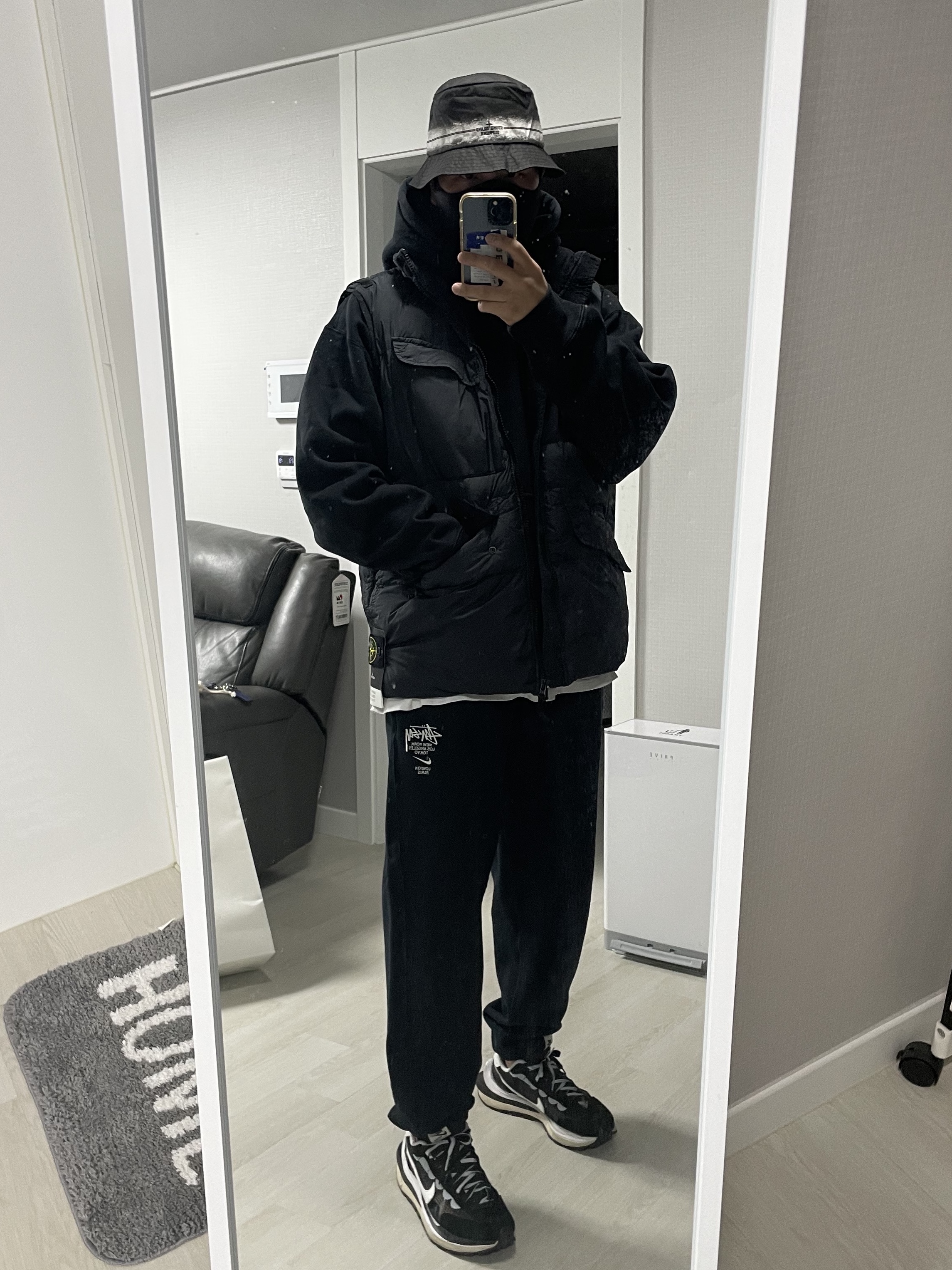 Stone Island G0123 Garment Dyed Crinkle Reps Nylon Down Vest Black - 22FW, Nike x Sacai VaporWaffle Black White 착용 스타일 - 1