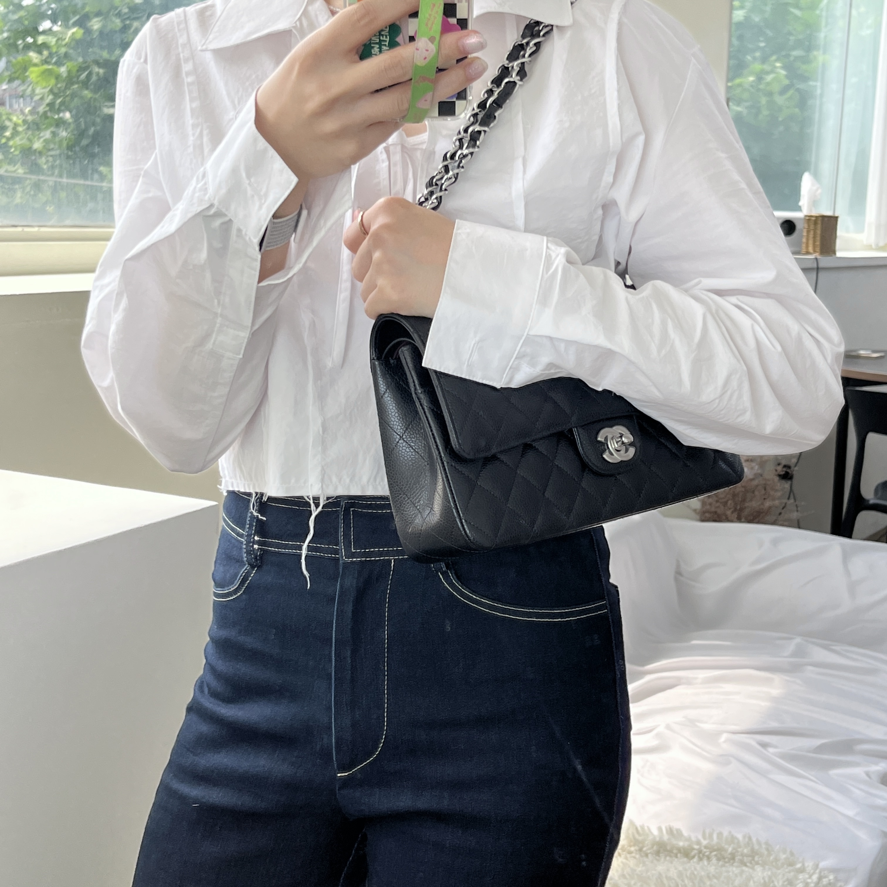 Chanel Medium Classic Handbag Grained Calfskin & Silver Black 착용 스타일 - 3