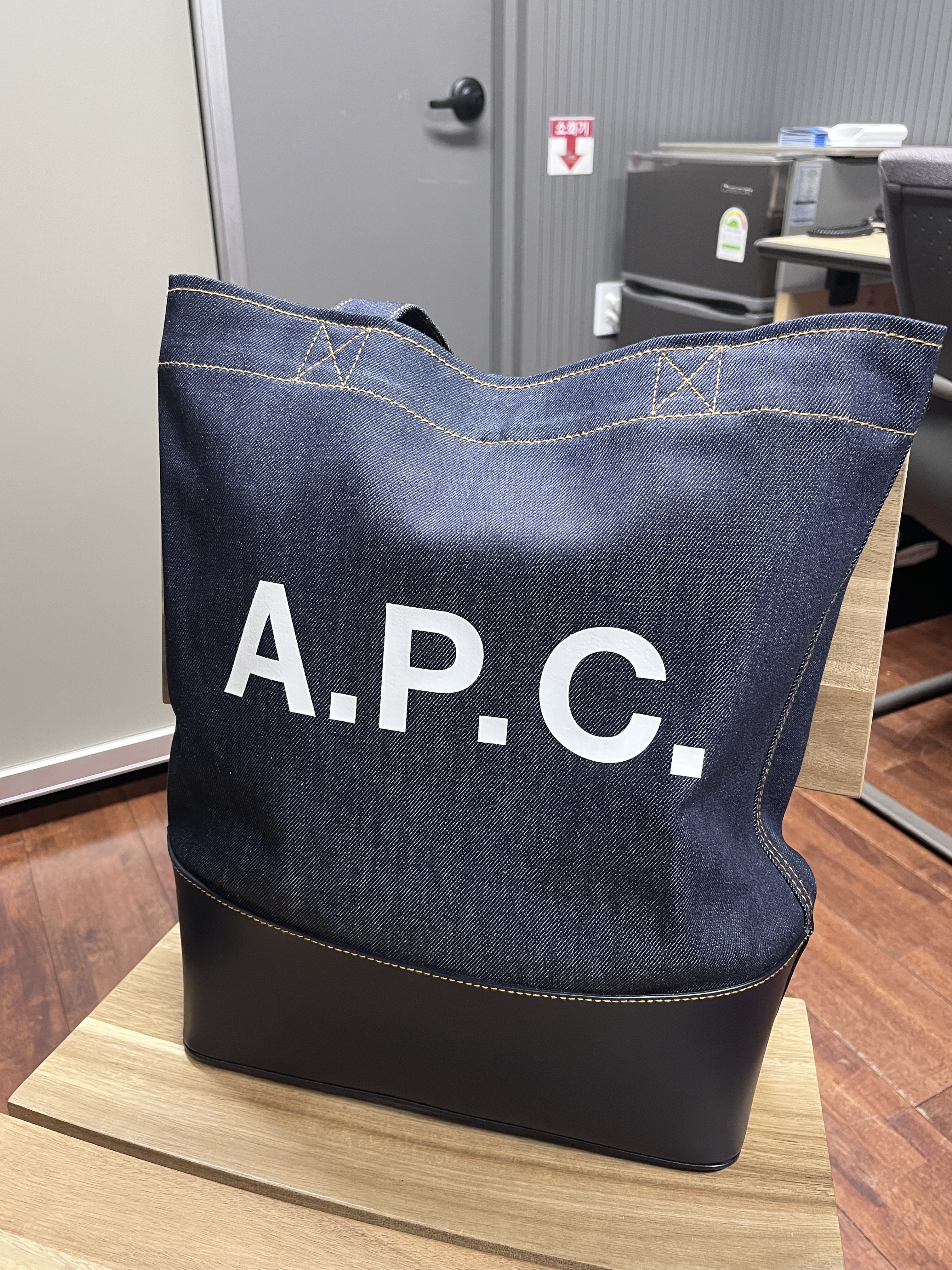 A.P.C. Axelle Tote Bag Denim Dark Navy 착용 스타일