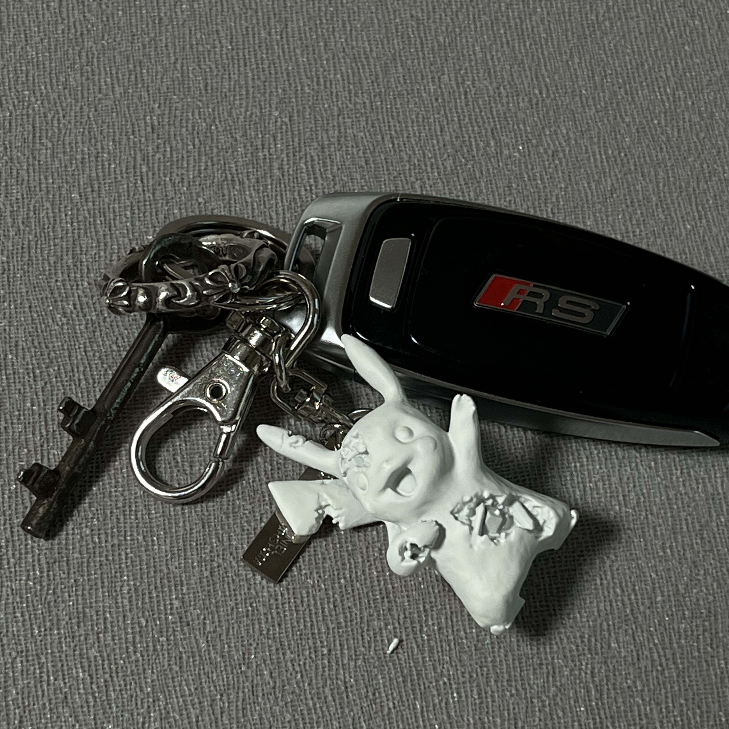 Daniel Arsham x Pokemon x 2G Tokyo Crystalized Pikachu Keychain 착용 스타일