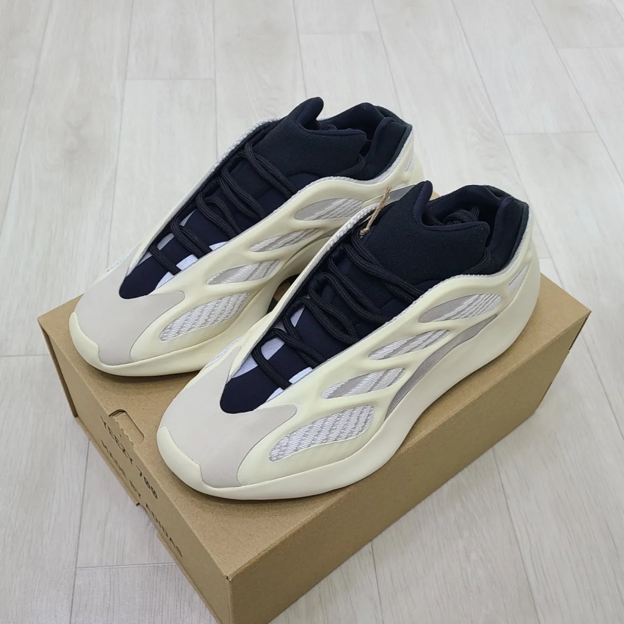 Adidas Yeezy 700 V3 Azael 2022/2023, Adidas Yeezy 700 V3 Azael 2019 착용 스타일 - 2