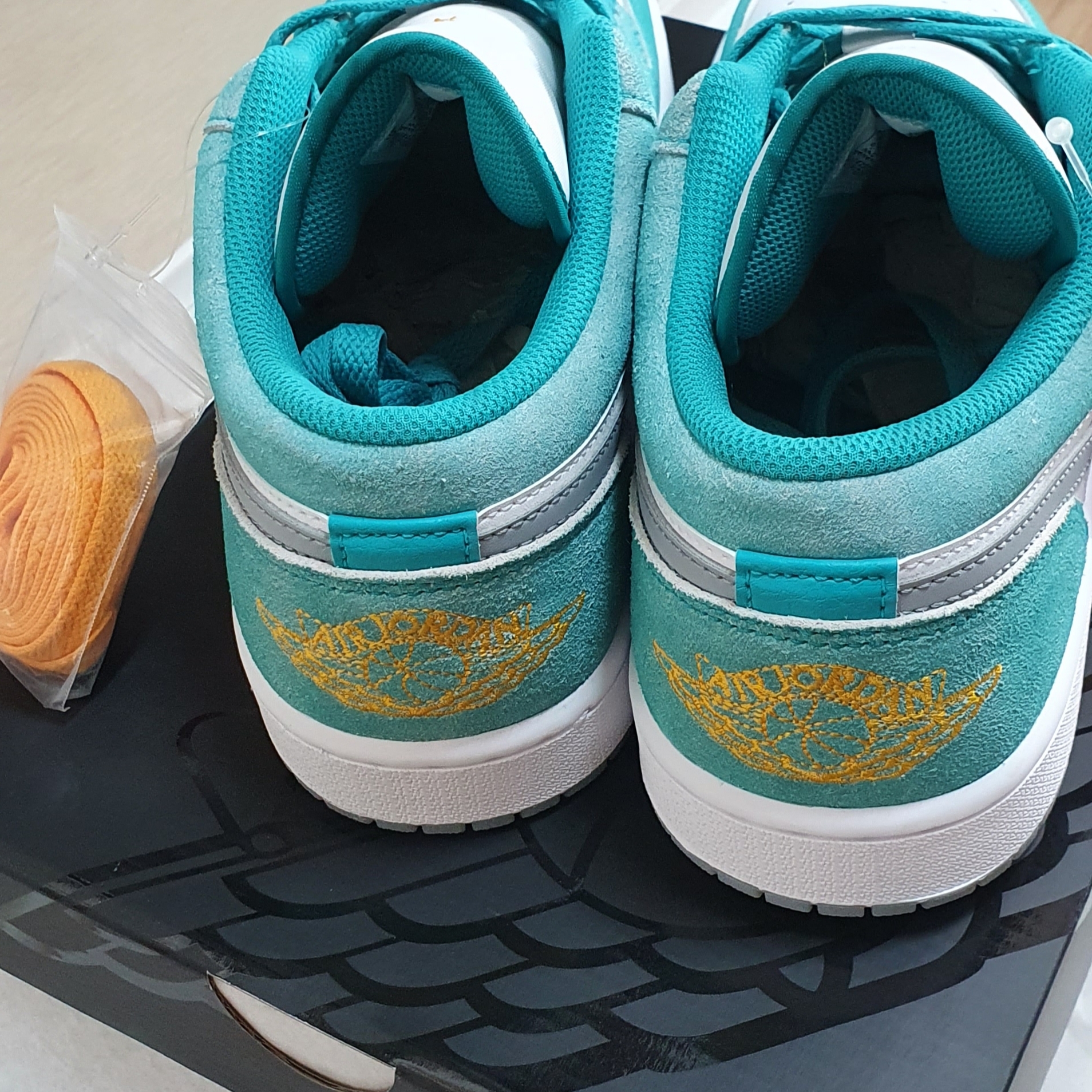 Jordan 1 Low SE New Emerald 착용 스타일 - 2