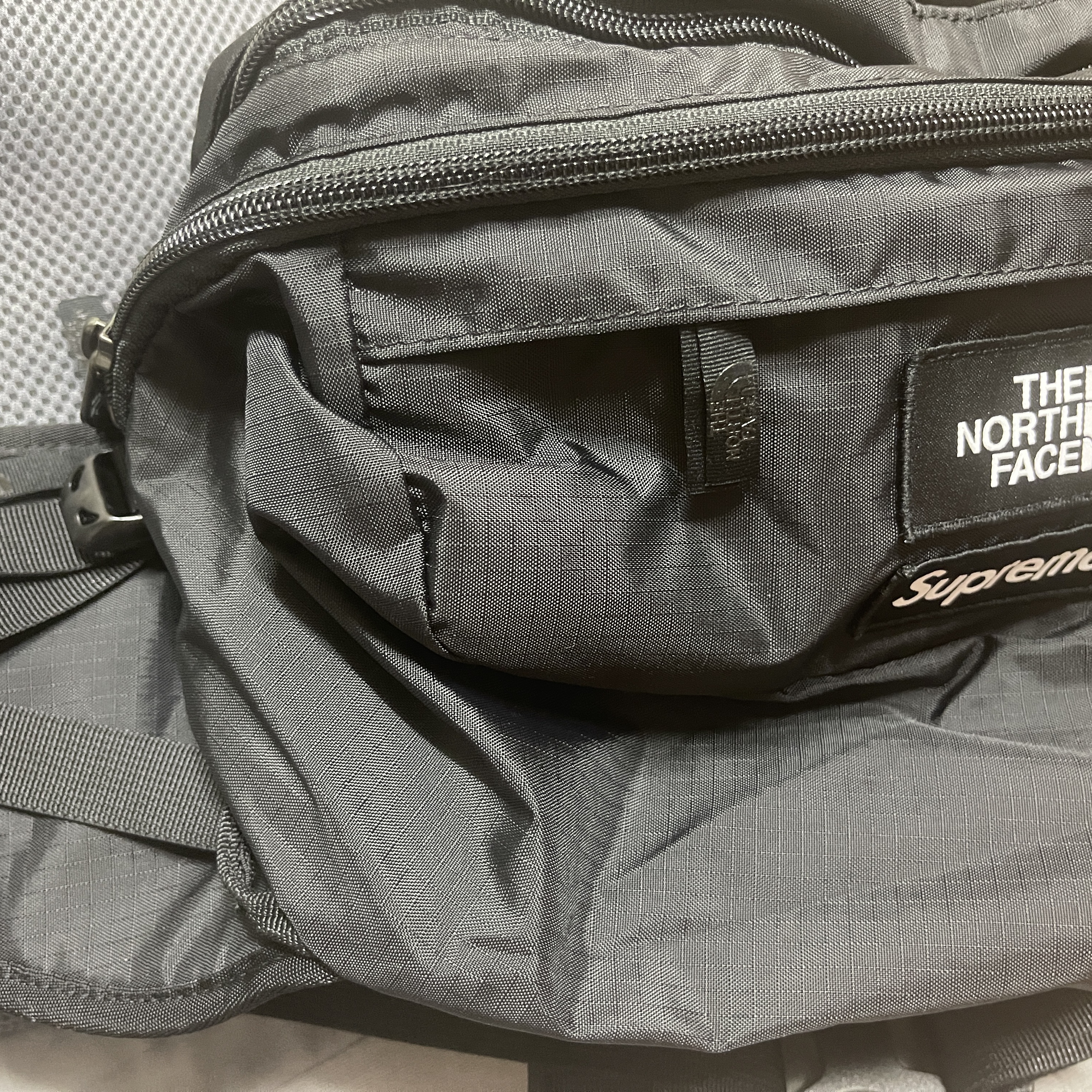 Supreme x The North Face Trekking Convertible Backpack + Waist Bag Black - 22SS 착용 스타일 - 4