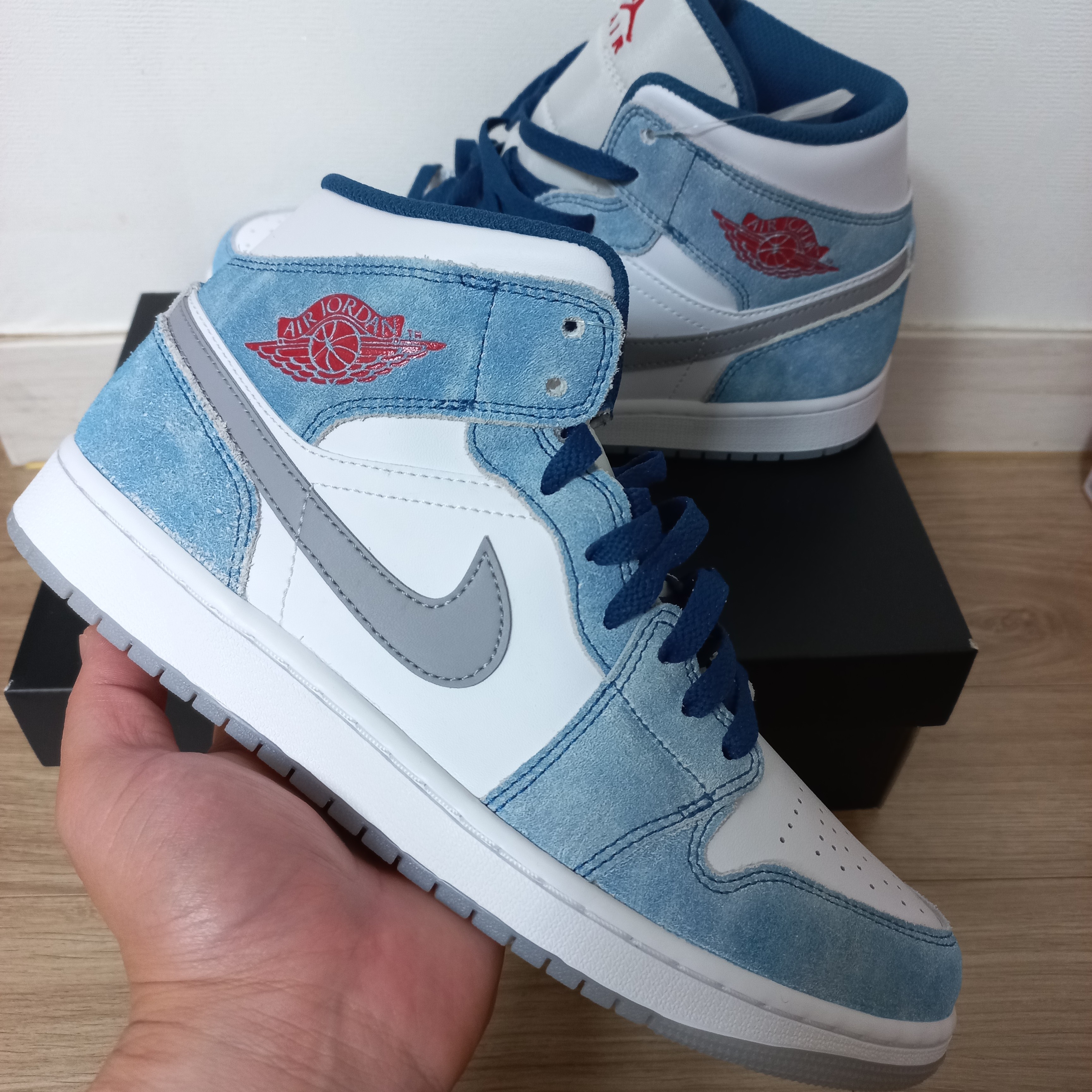 Jordan 1 Mid SE French Blue Fire Red 착용 스타일 - 1