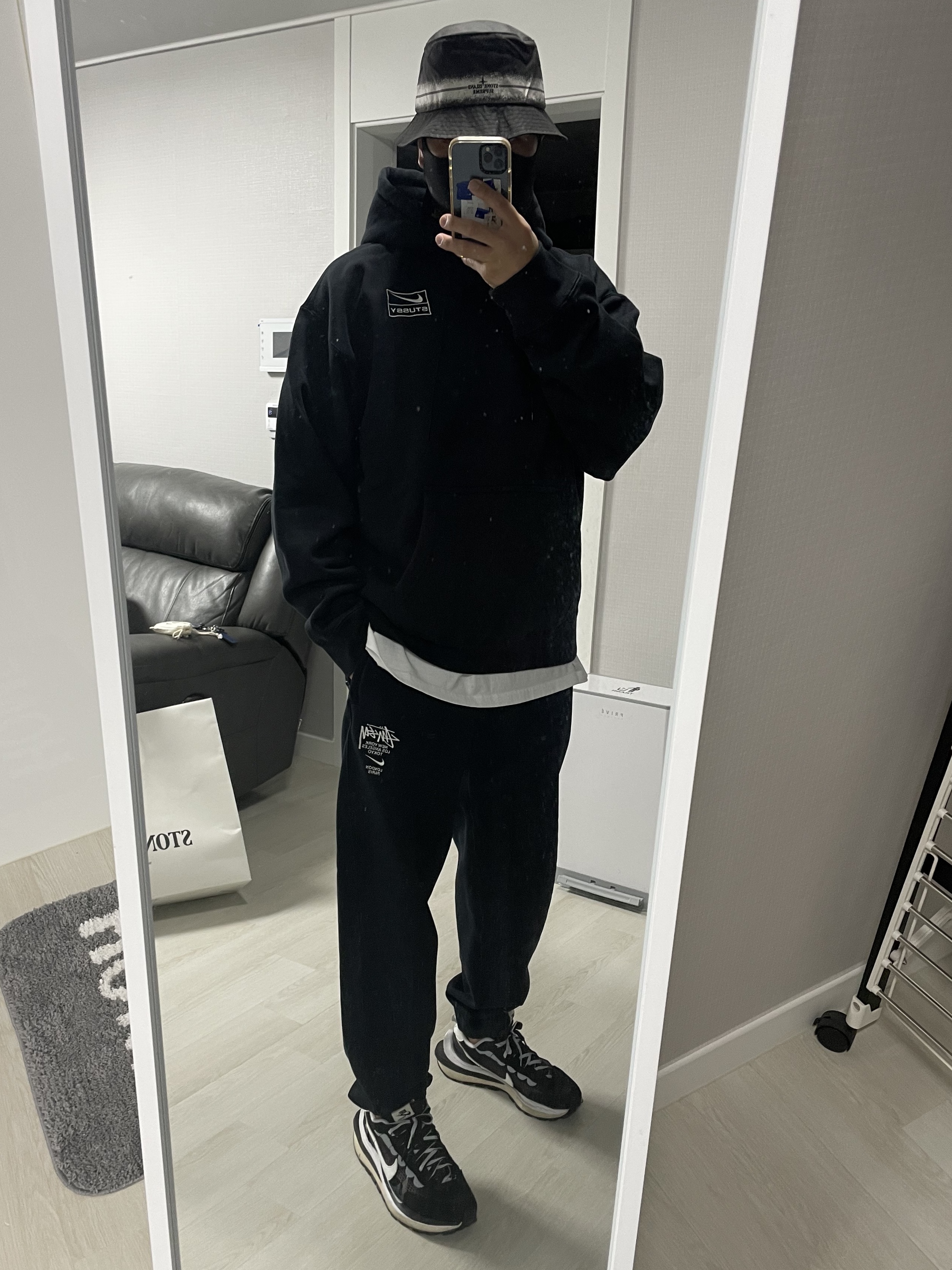 Stone Island G0123 Garment Dyed Crinkle Reps Nylon Down Vest Black - 22FW, Nike x Sacai VaporWaffle Black White 착용 스타일 - 2