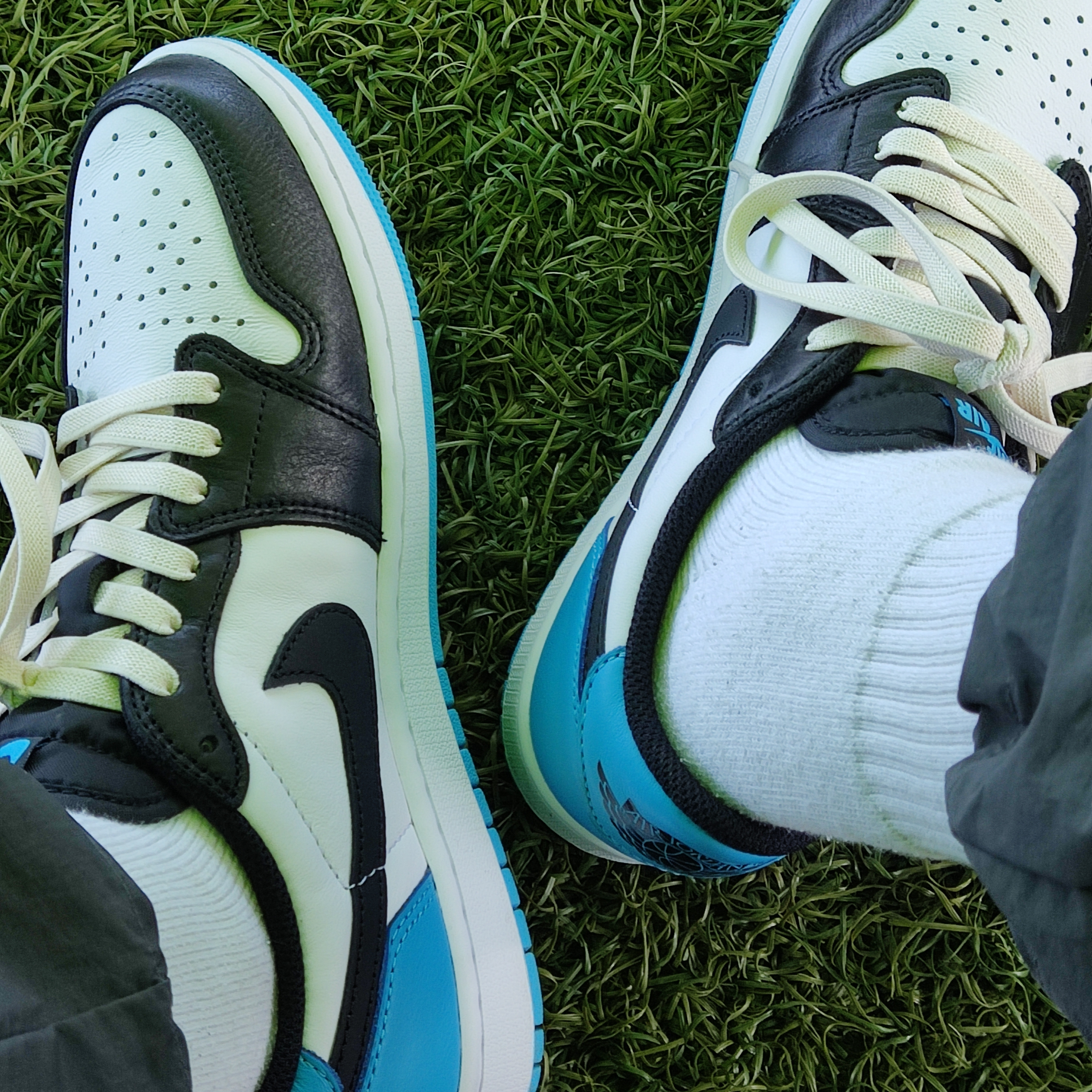Jordan 1 Retro Low OG Black and Dark Powder Blue 착용 스타일