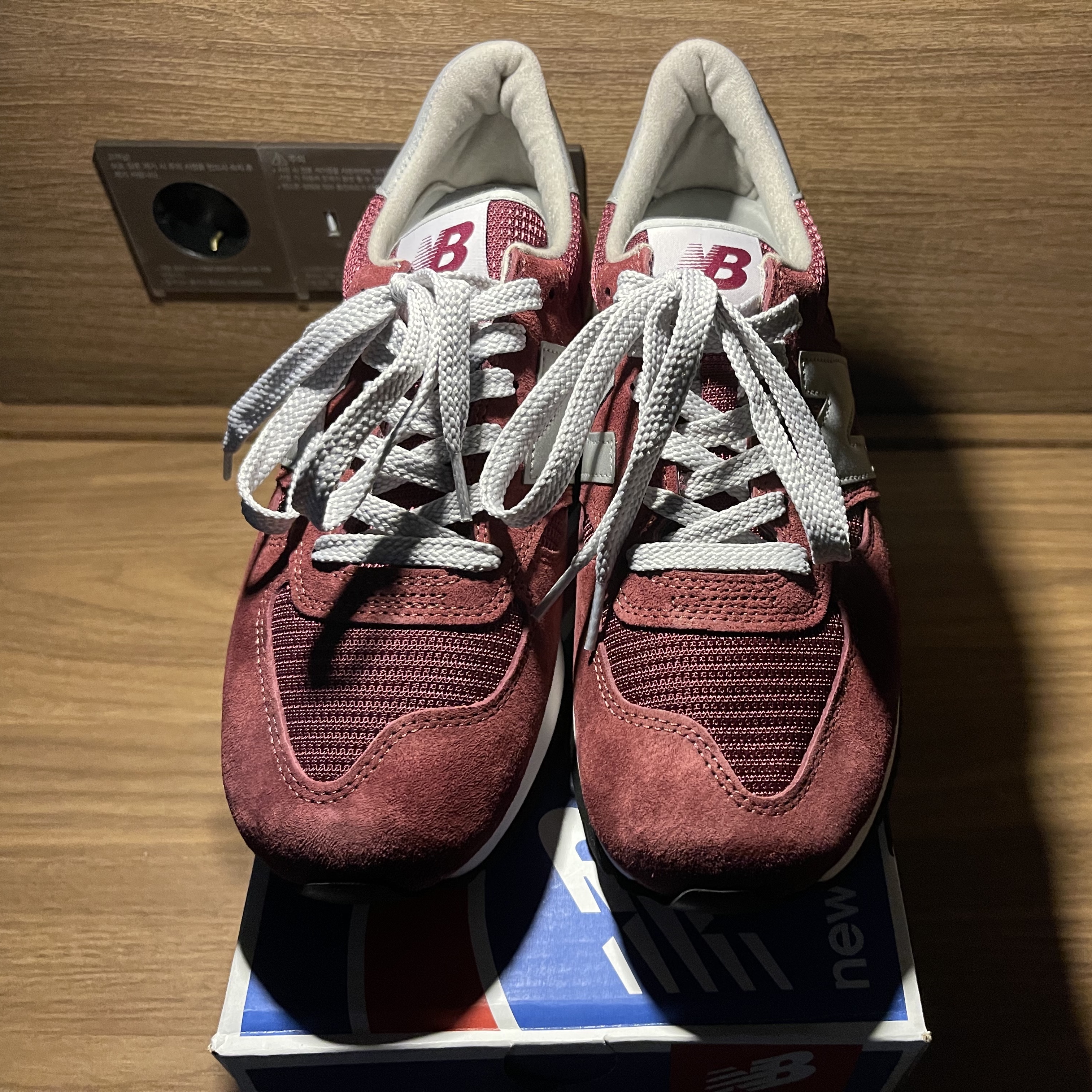 New Balance 990 Made in USA Bringback Burgundy 착용 스타일 - 3