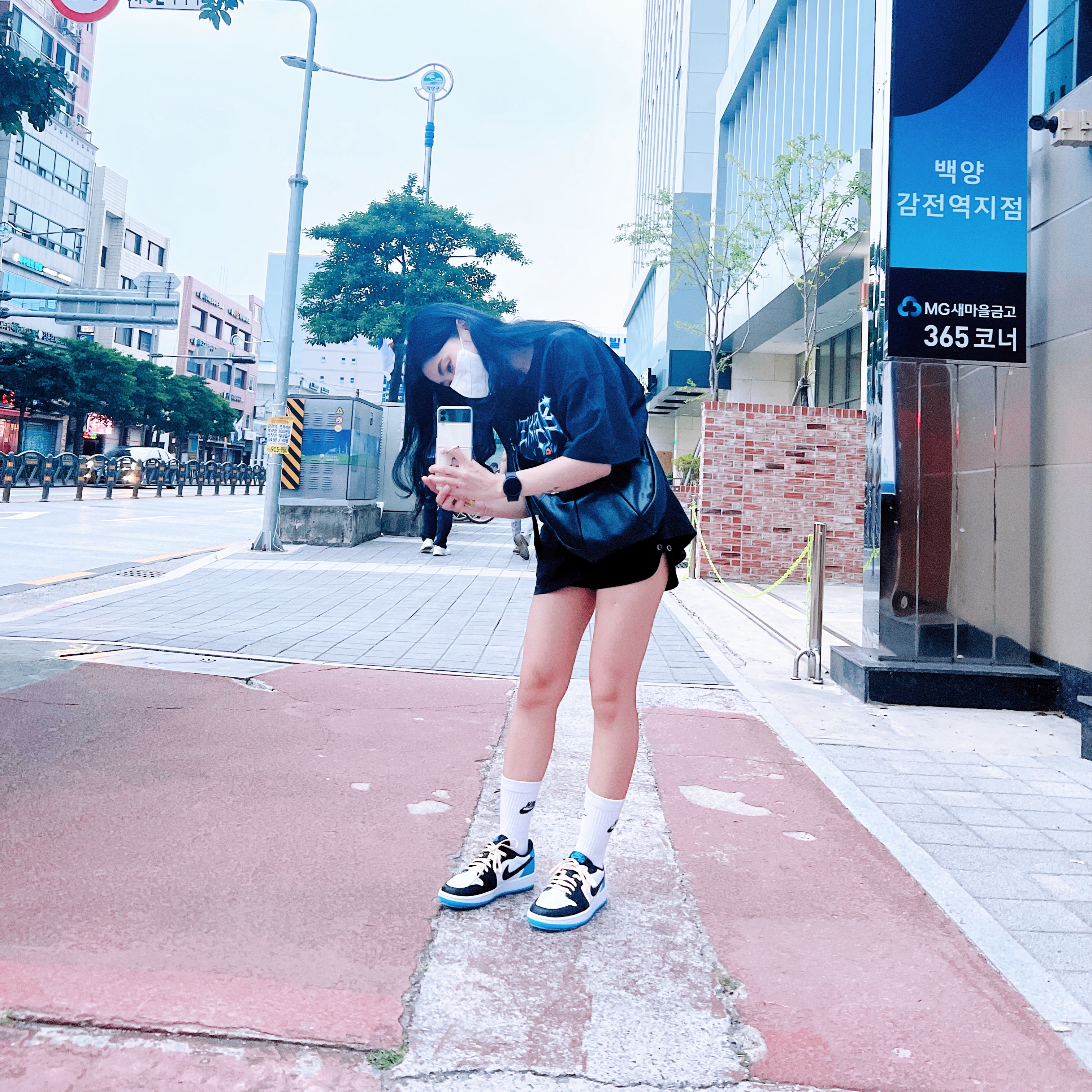 Nike x Samborghini SB T-Shirt - Asia, (W) Jordan 1 Retro Low OG Black and Dark Powder Blue 착용 스타일