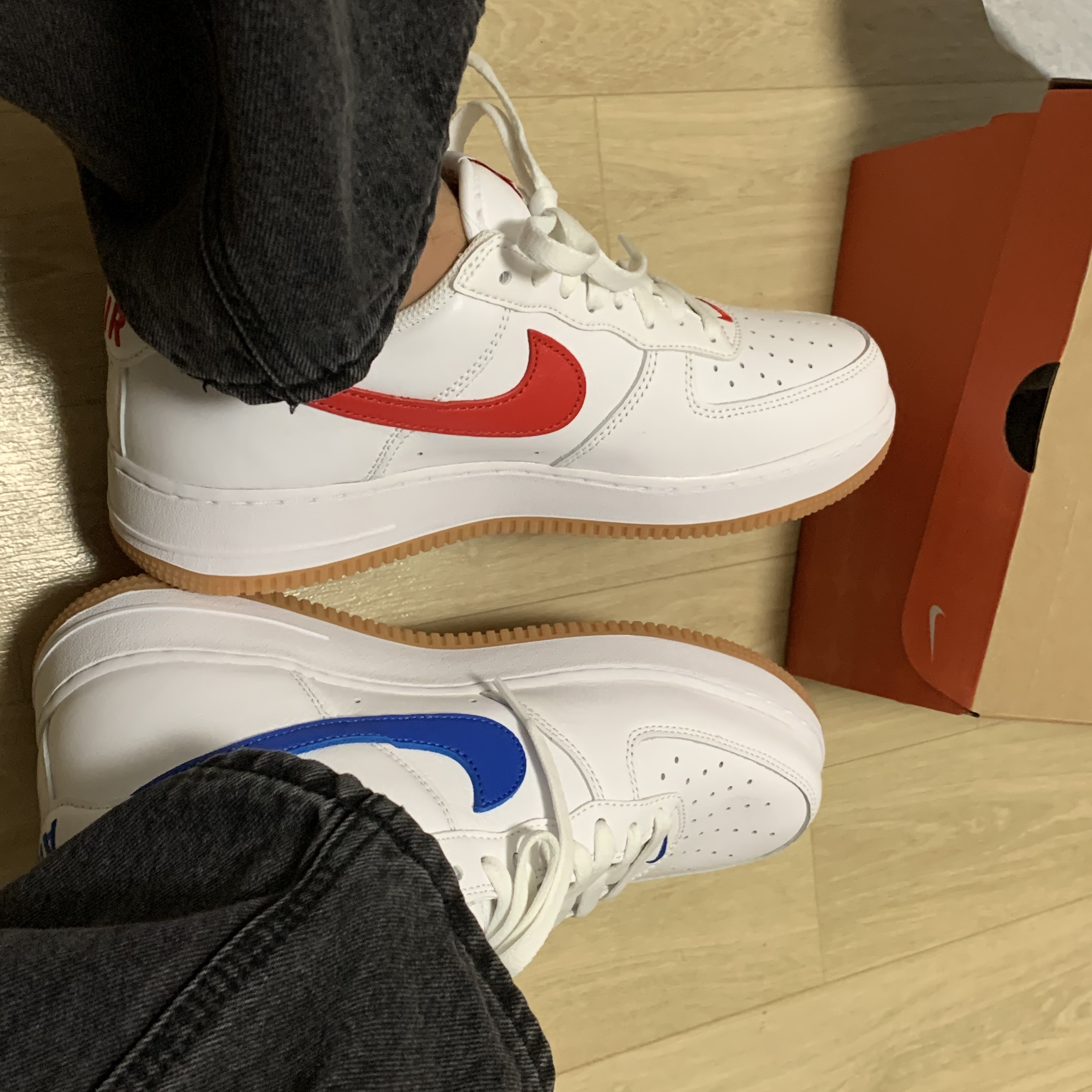Nike Air Force 1 Low Retro Color of the Month Varsity Royal, Nike Air Force 1 Low Retro Color of the Month University Red 착용 스타일 - 1