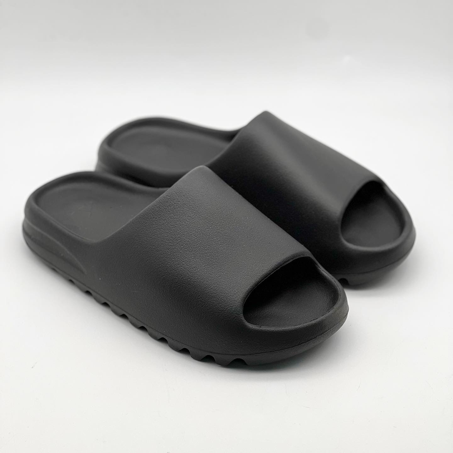 Adidas Yeezy Slide Onyx 착용 스타일 - 2