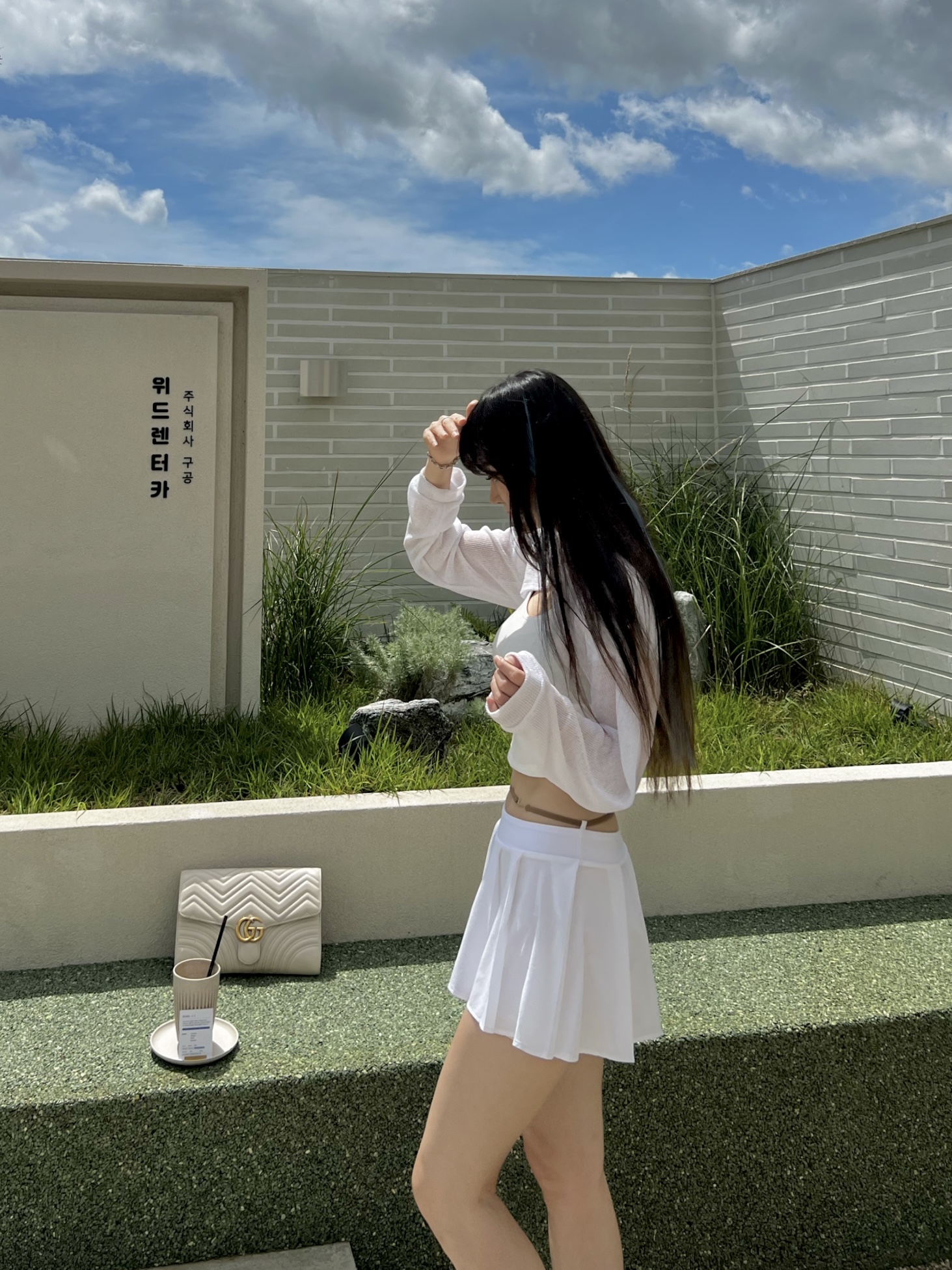 (W) Nike x Jacquemus NRG Pleated Mini Skirt White - Asia, Gucci GG Marmont Matalasse Clutch Black 착용 스타일 - 2