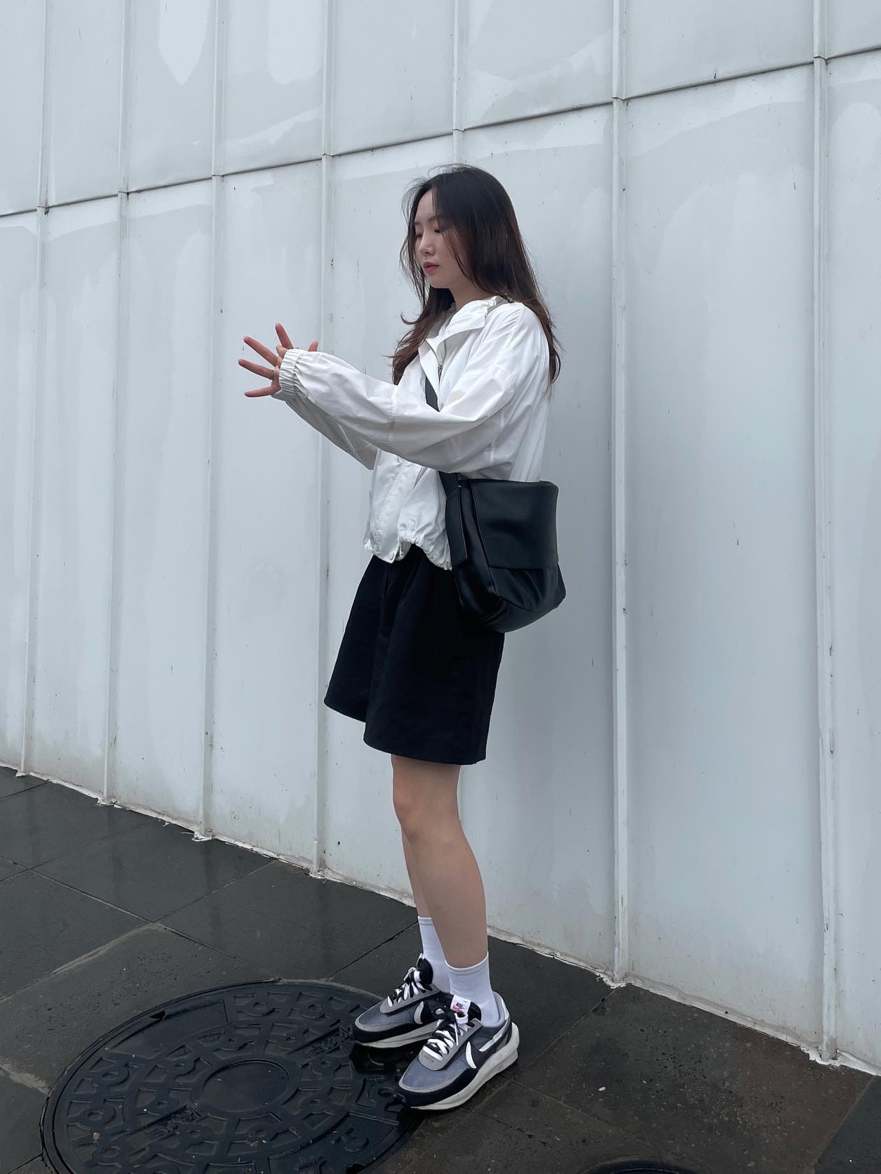 Nike x Sacai LDWaffle Black 착용 스타일 - 1