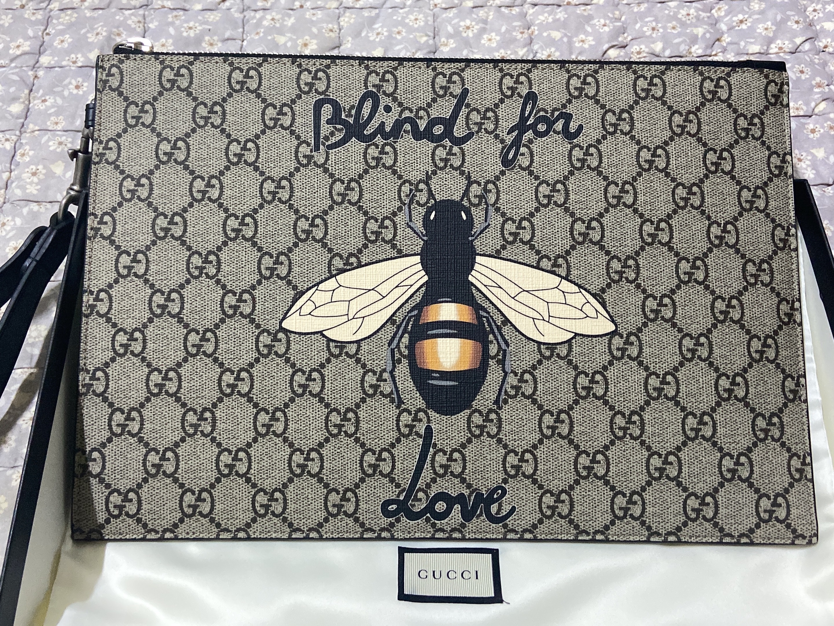 Gucci Bestiary Bee Pouch Beige Ebony 착용 스타일