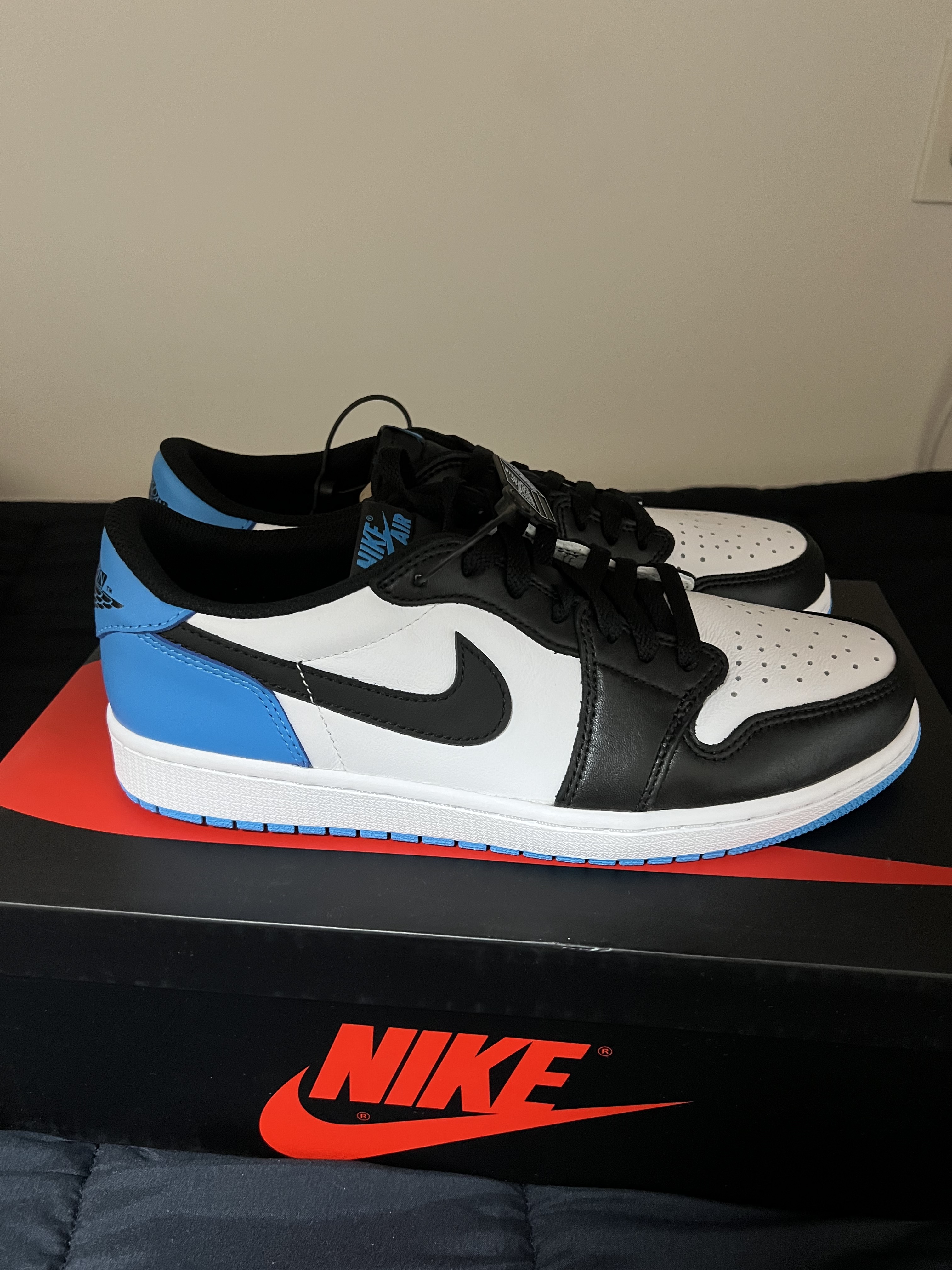 Jordan 1 Retro Low OG Black and Dark Powder Blue 착용 스타일 - 1