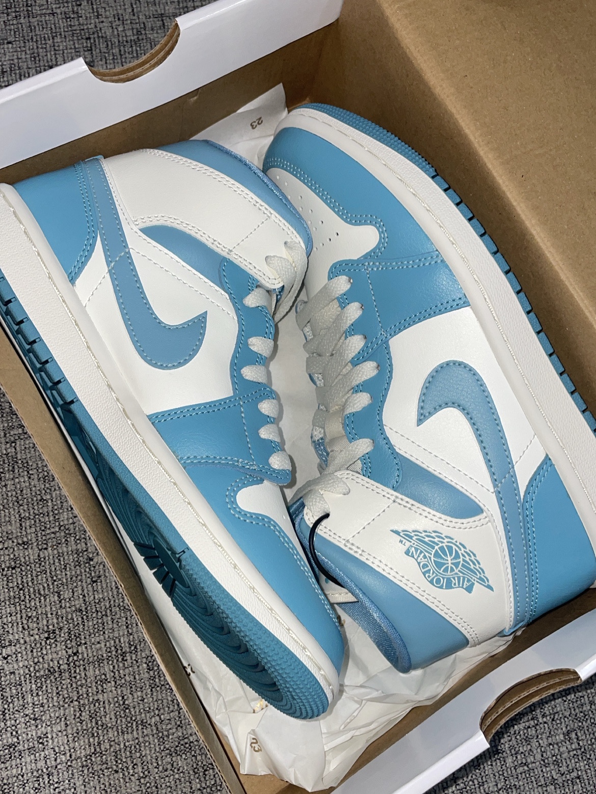 (W) Jordan 1 Mid Sail and Worn Blue 착용 스타일