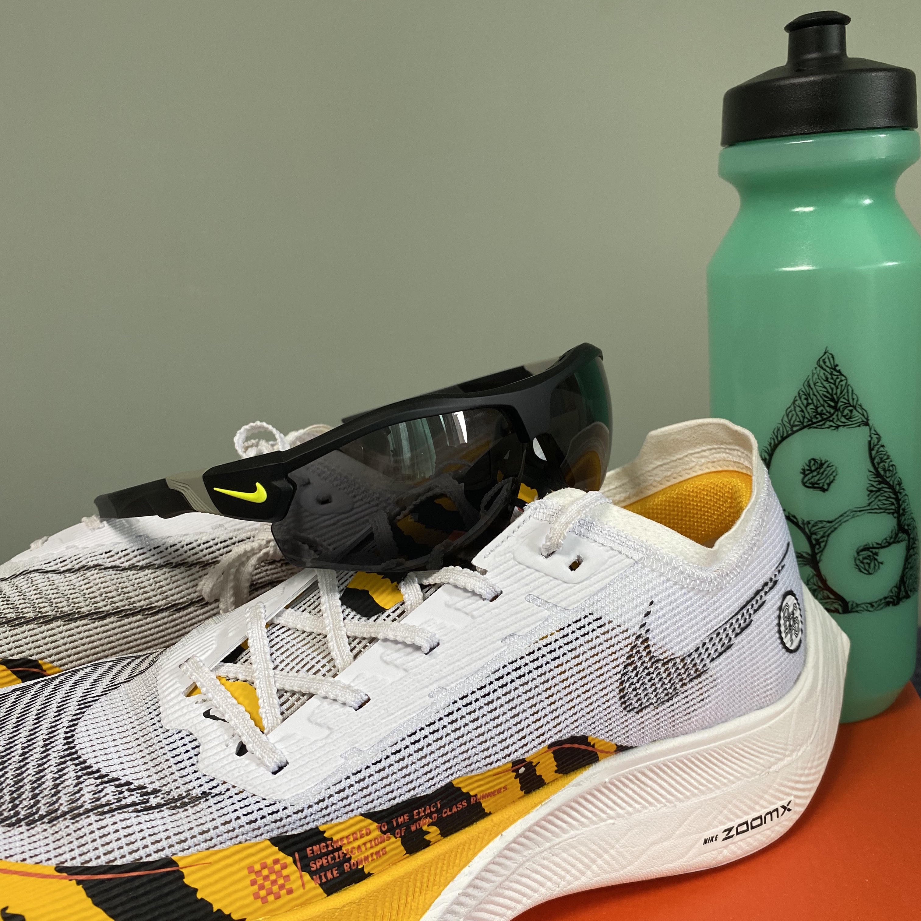 Nike ZoomX Vaporfly Next% 2 BRS White University Gold 착용 스타일 - 1