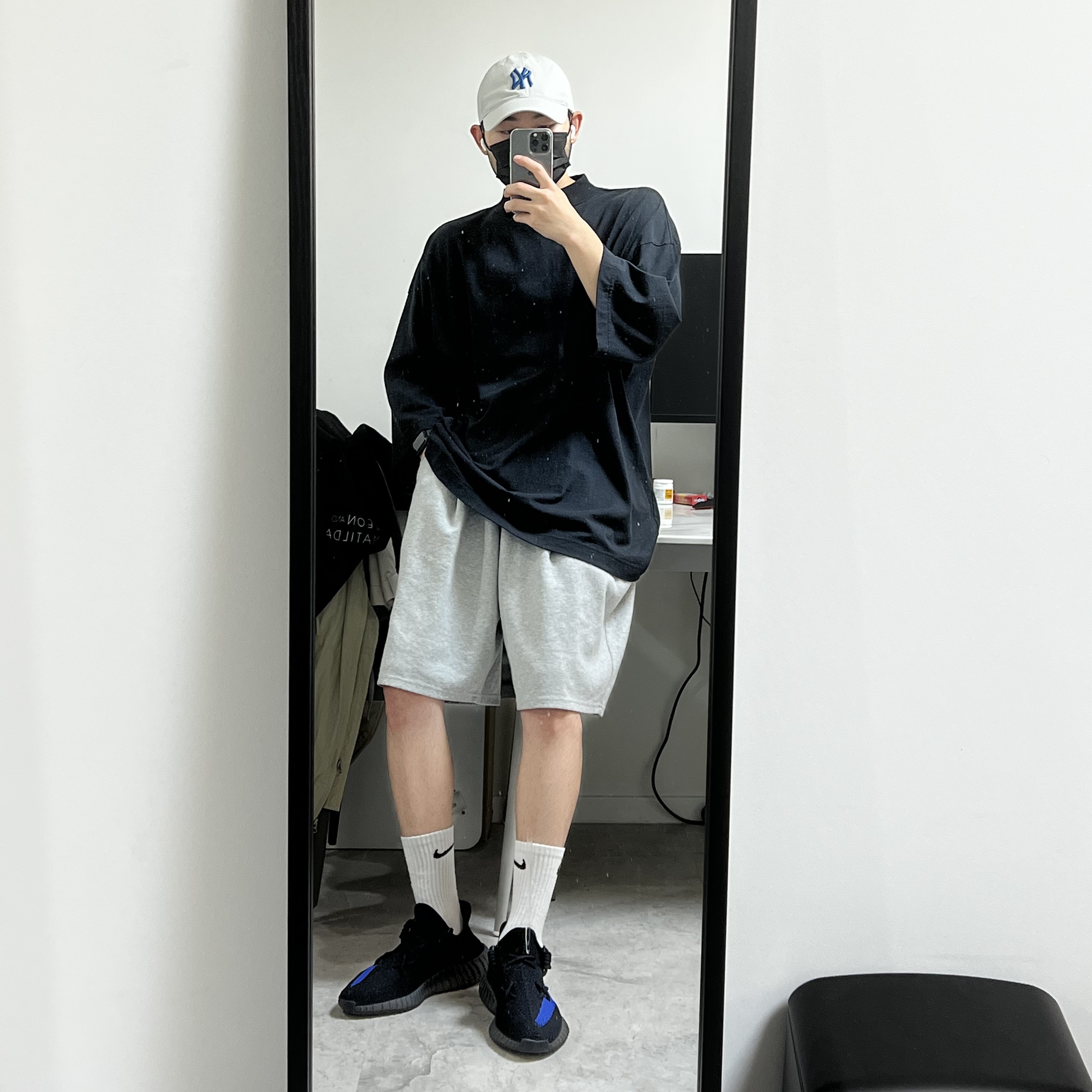 Yeezy Gap Engineered By Balenciaga Dove 3/4 Sleeve T-Shirt Black, Adidas Yeezy Boost 350 V2 Dazzling Blue 착용 스타일 - 1