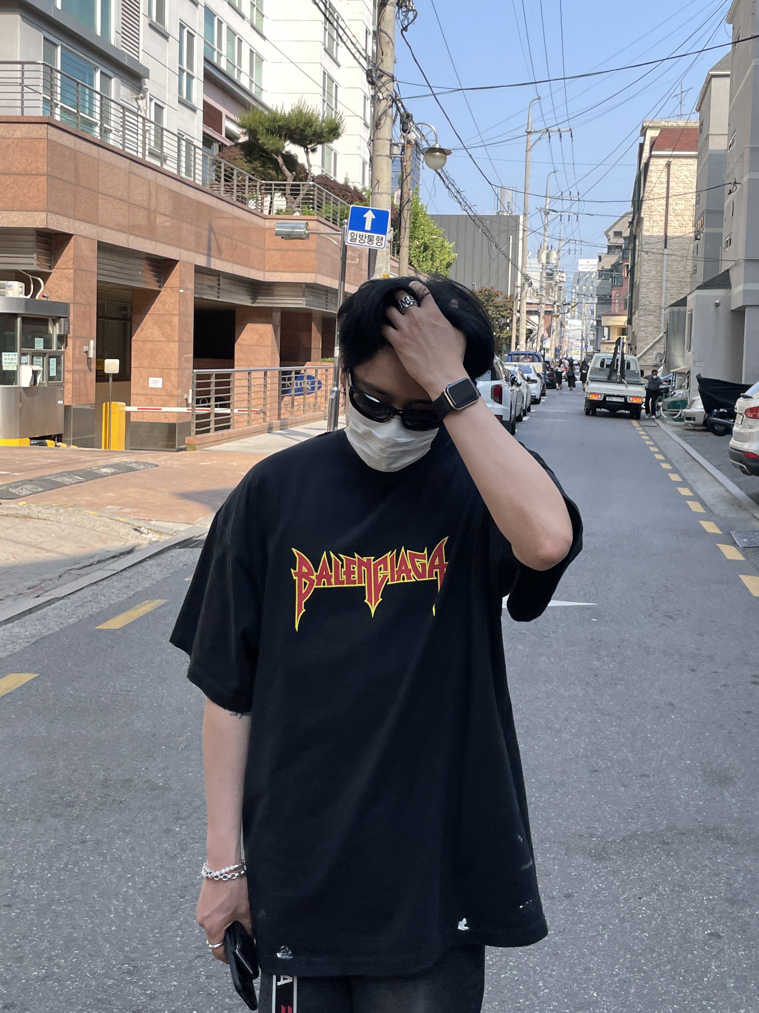 Balenciaga Defender Sneakers Beige 착용 스타일 - 1