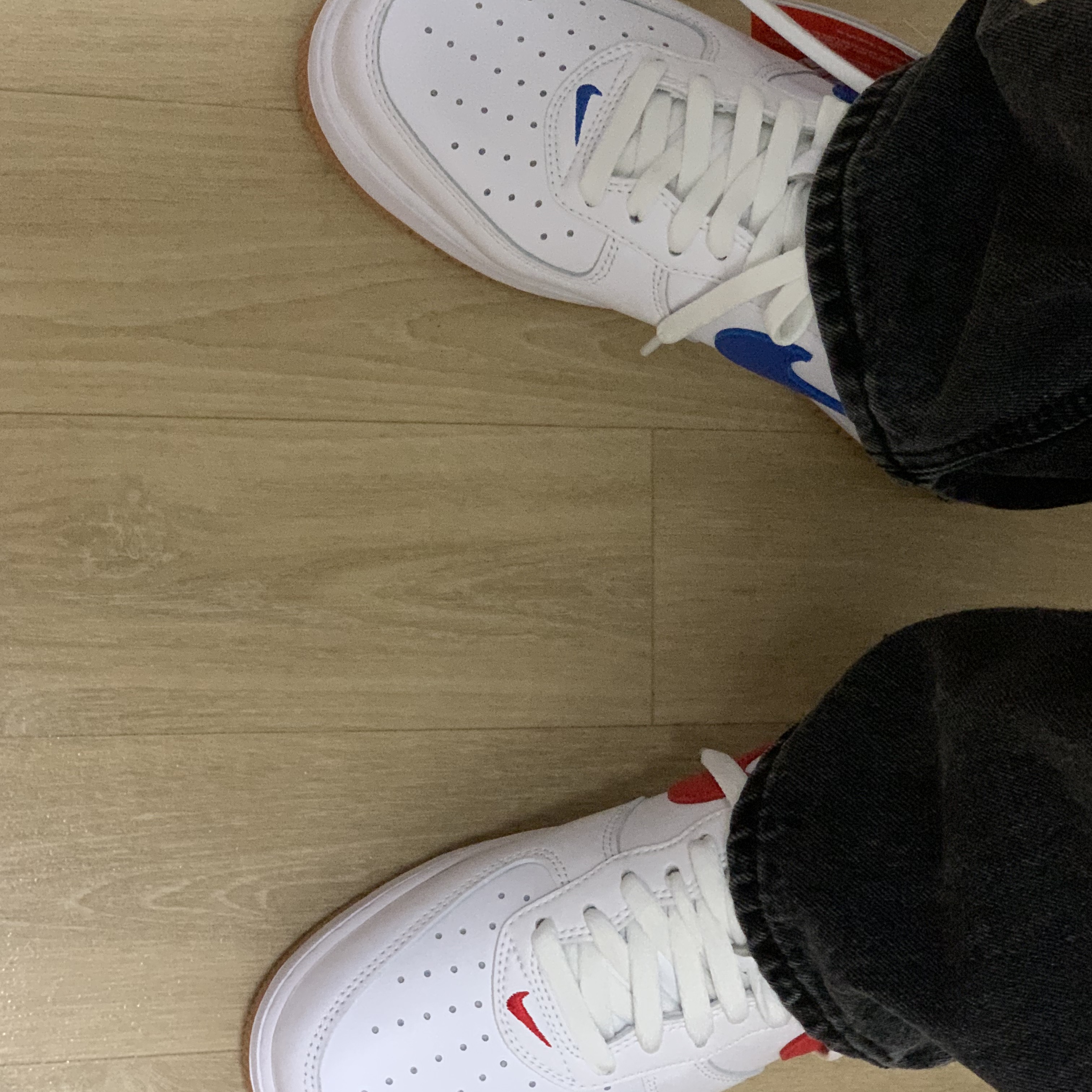 Nike Air Force 1 Low Retro Color of the Month Varsity Royal, Nike Air Force 1 Low Retro Color of the Month University Red 착용 스타일 - 2