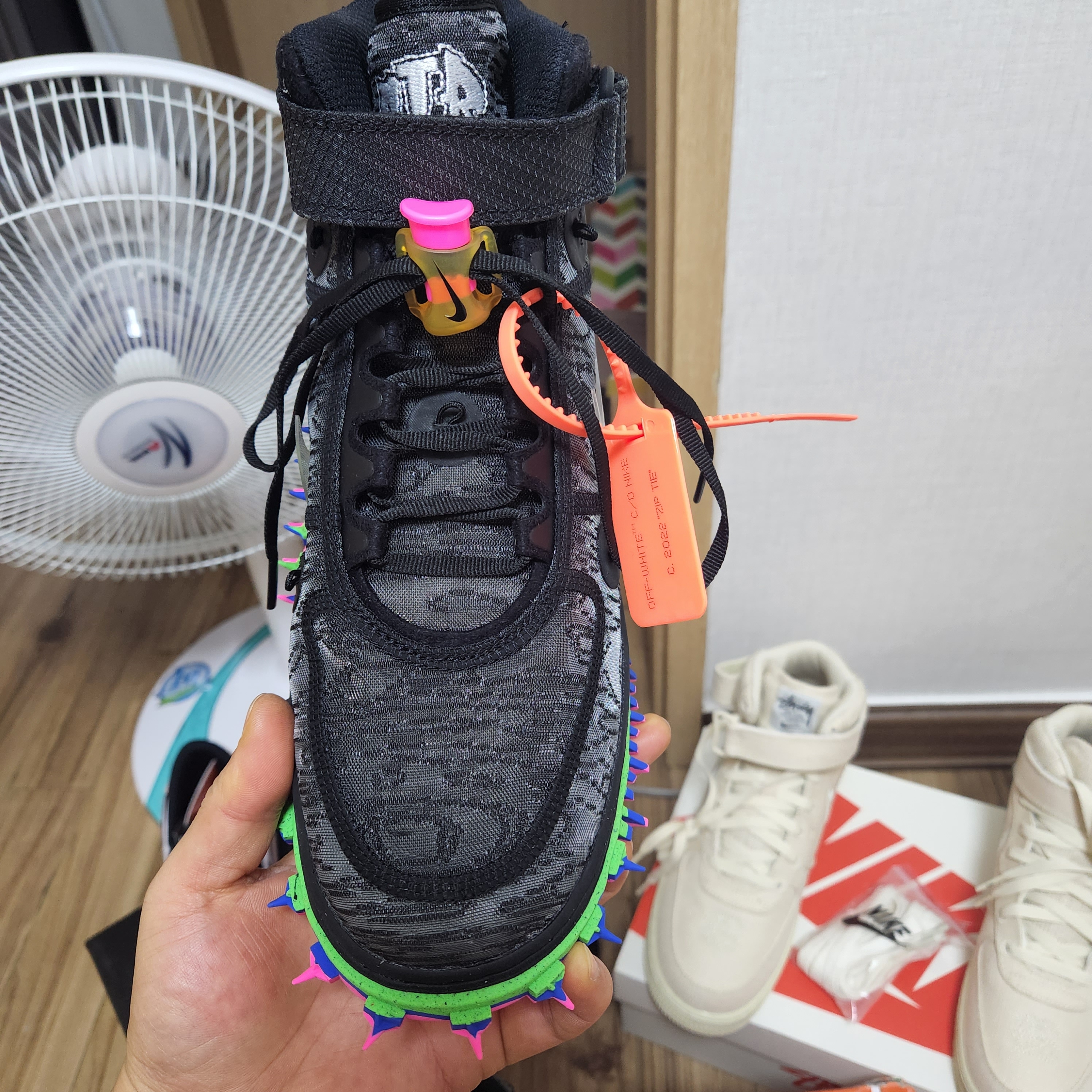 Nike x Off-White Air Force 1 Mid SP Black, Nike x Stussy Air Force 1 '07 Mid SP Fossil 착용 스타일 - 2