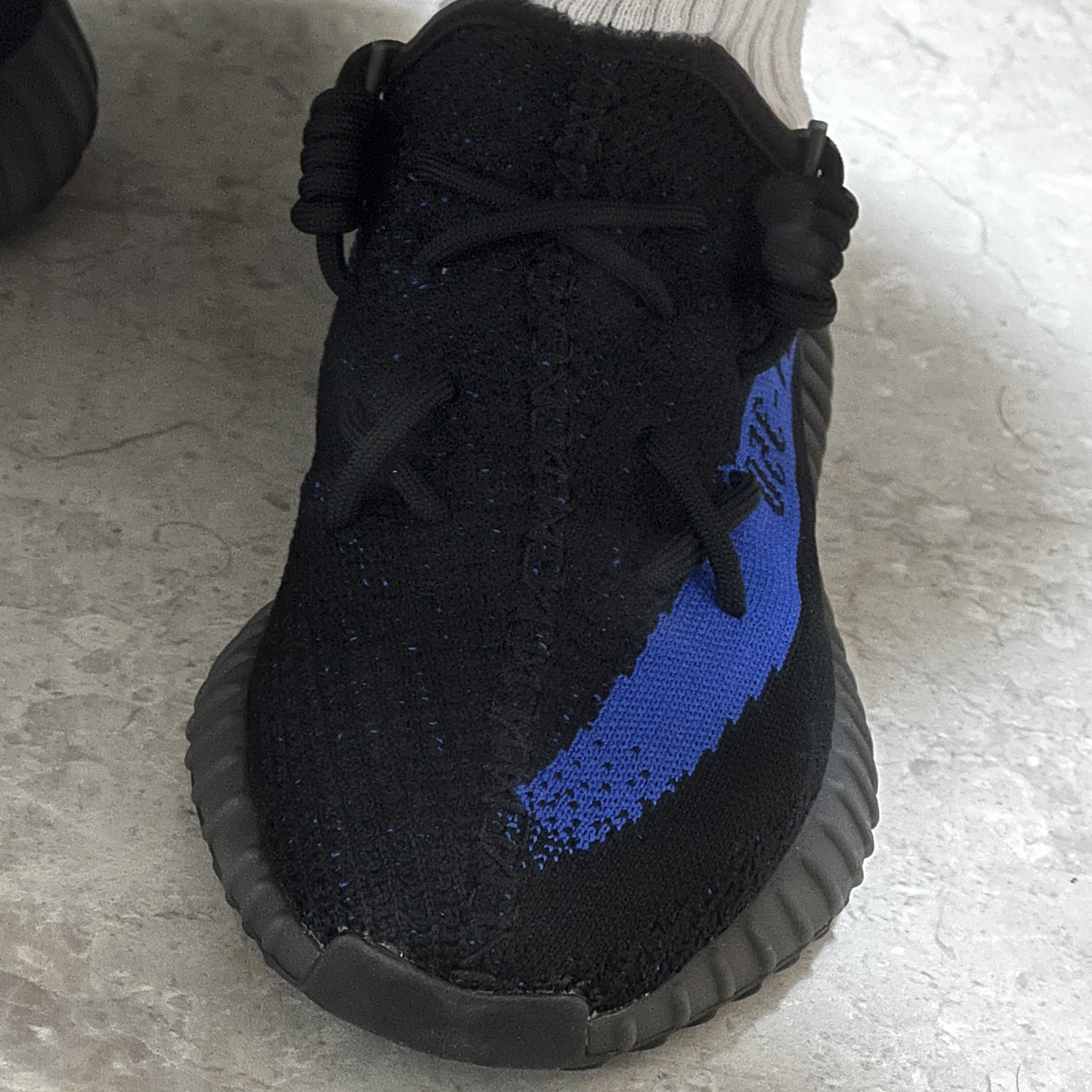 Yeezy Gap Engineered By Balenciaga Dove 3/4 Sleeve T-Shirt Black, Adidas Yeezy Boost 350 V2 Dazzling Blue 착용 스타일 - 3