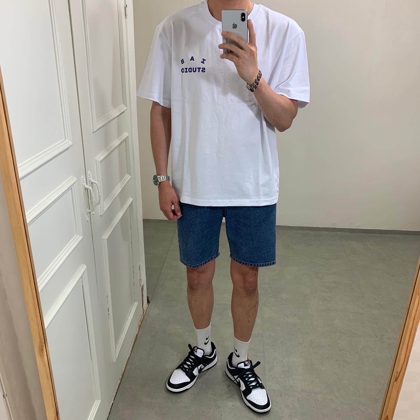 IAB Studio T-Shirt White Navy - 22FW, Nike Dunk Low Retro Black 착용 스타일 - 1