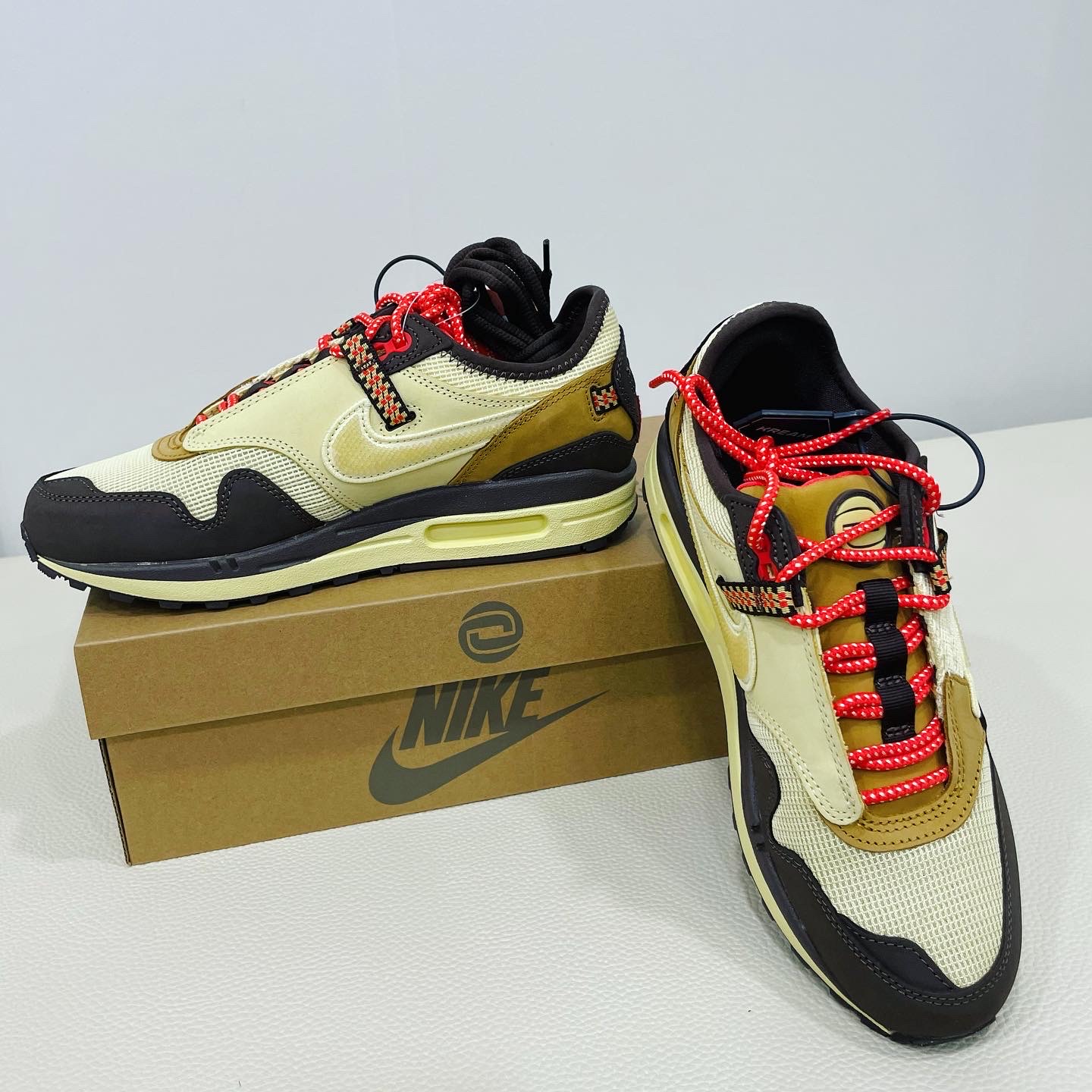 Nike x Travis Scott Air Max 1 Cact.us Brown 착용 스타일 - 1