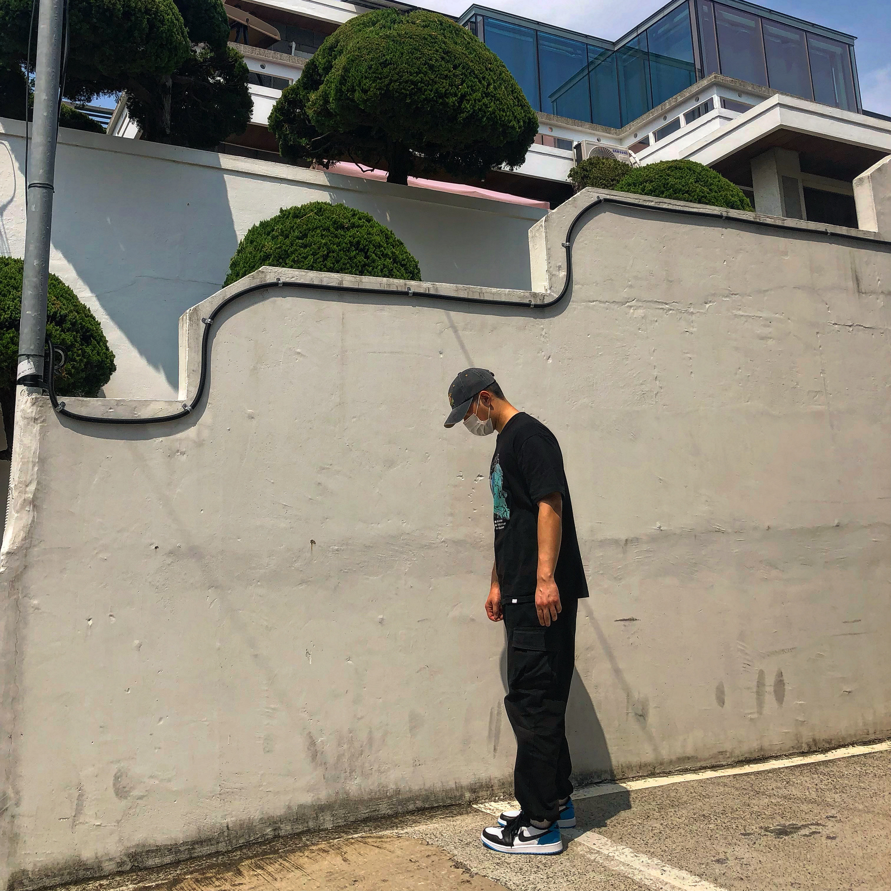 Jordan 1 Retro Low OG Black and Dark Powder Blue 착용 스타일