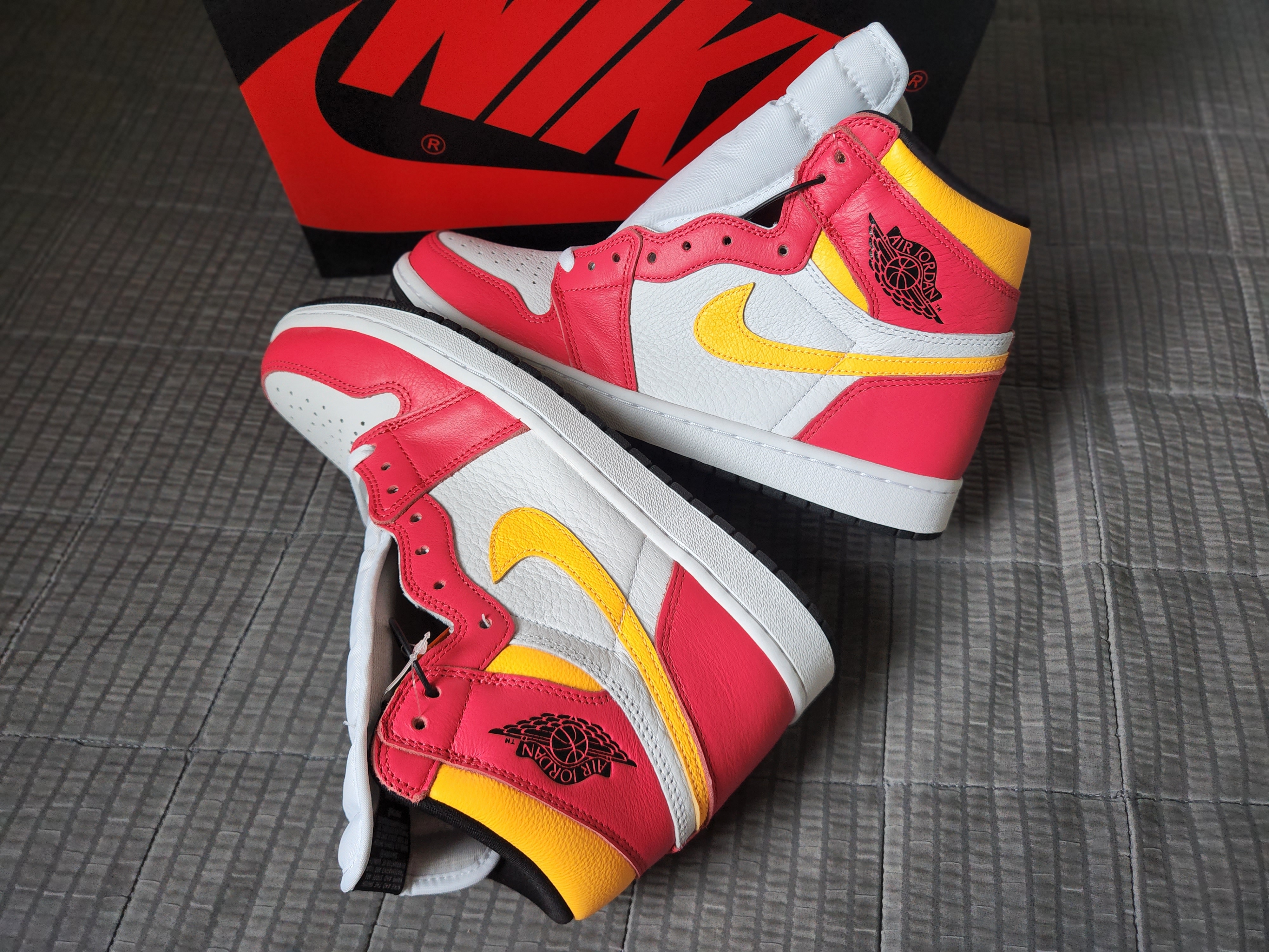 Jordan 1 Retro High OG Light Fusion Red 착용 스타일 - 2